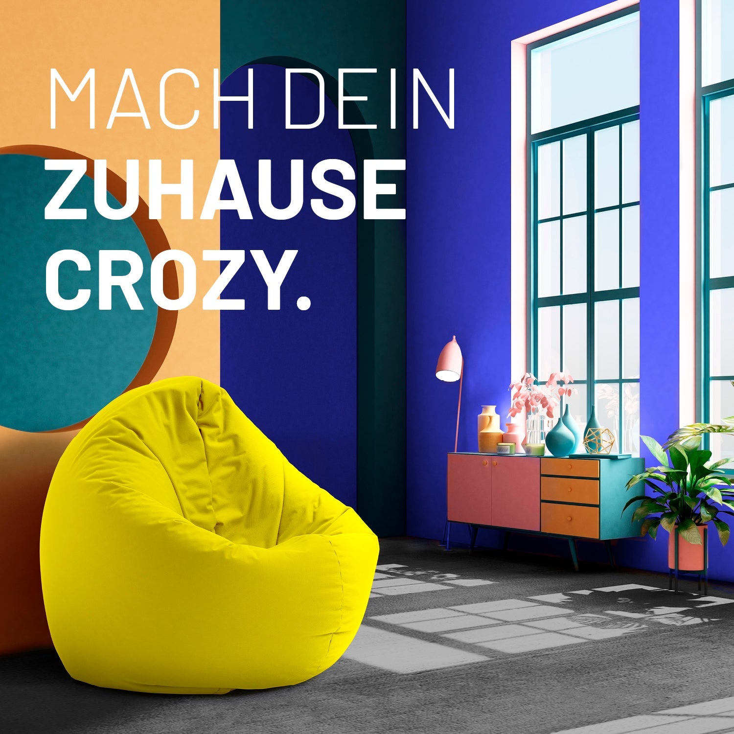 Modernes, buntes Wohnzimmer mit gelben 2-in-1-Sitzsack, farbiger Kommode und Text: „Mach dein Zuhause crozy.“