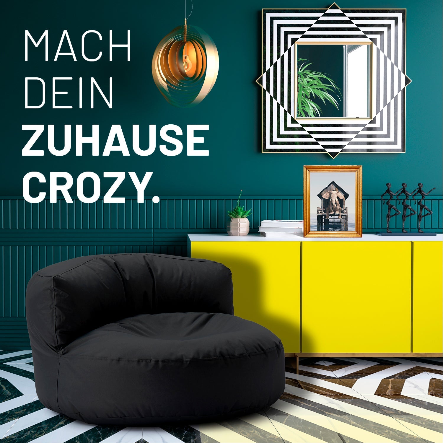 Modernes, buntes Wohnzimmer mit schwarzen Sitzsack-Sofa, farbiger Kommode und Text: „Mach dein Zuhause crozy.“