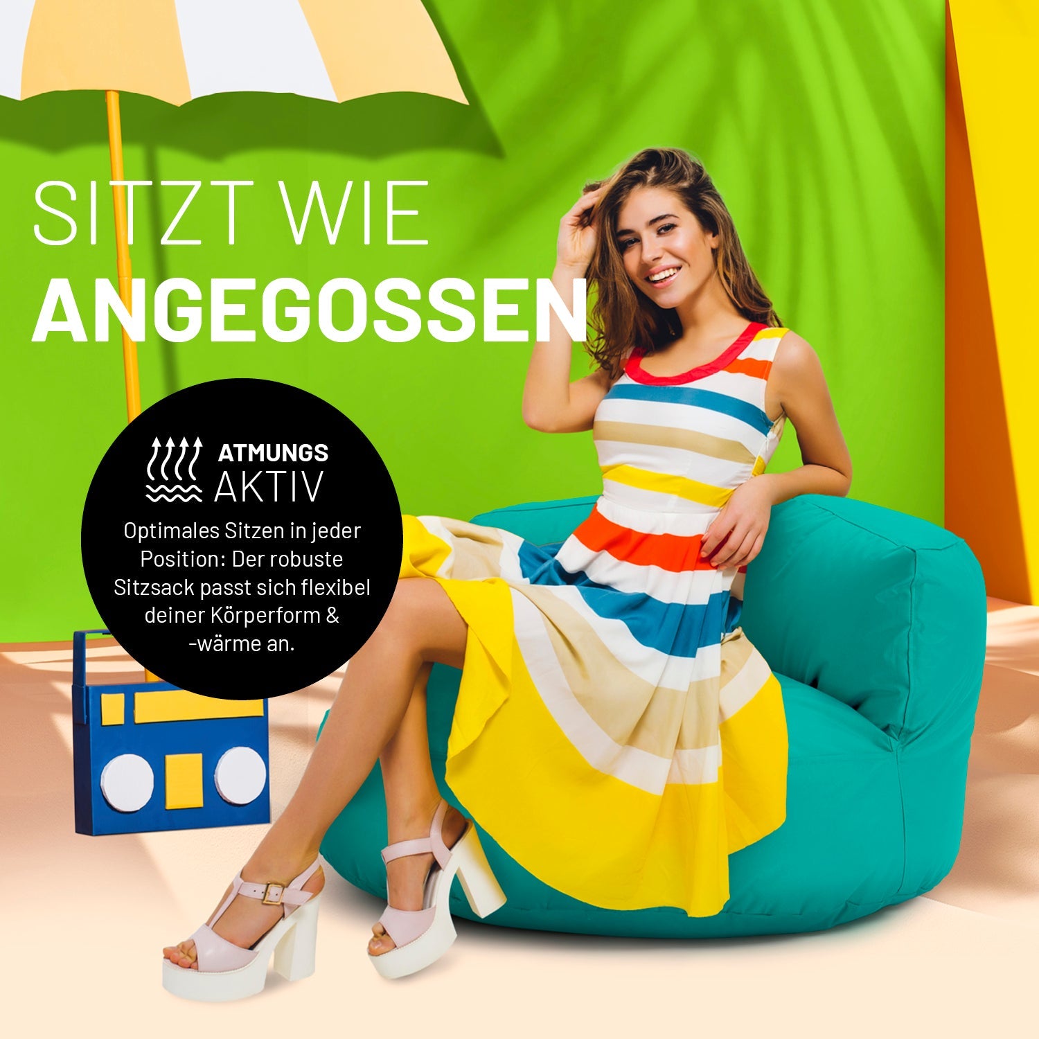 Eine Frau in buntem Kleid sitzt auf dem türkisen Sitzsack-Sofa. Icon "Atmungsaktiv" und "Passt sich Körperform und -wärme an".