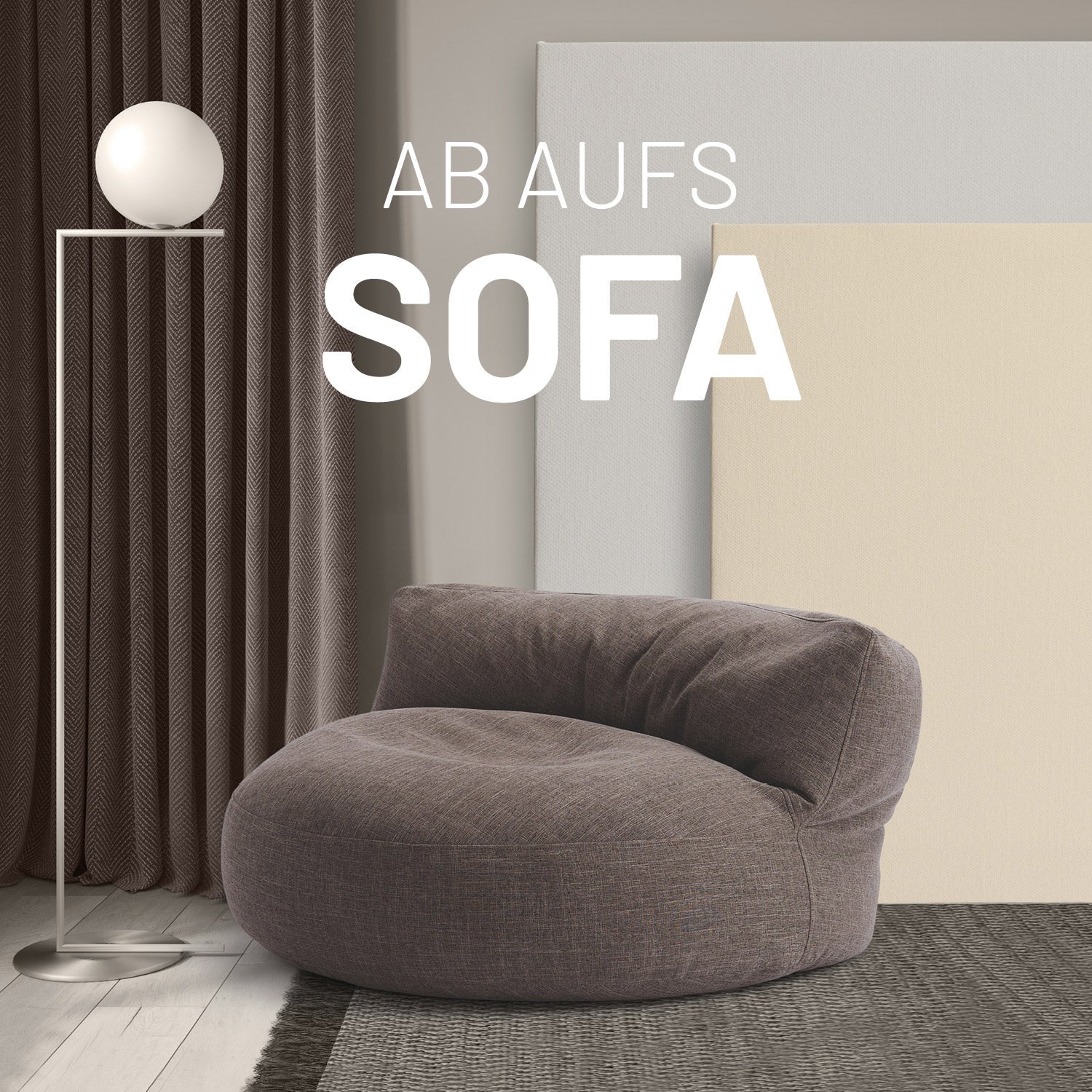 Braunes Sitzsack-Sofa aus der Interior Line in modernen Interior-Design mit Vorhang & Lampe mit Text „AB AUFS SOFA“.