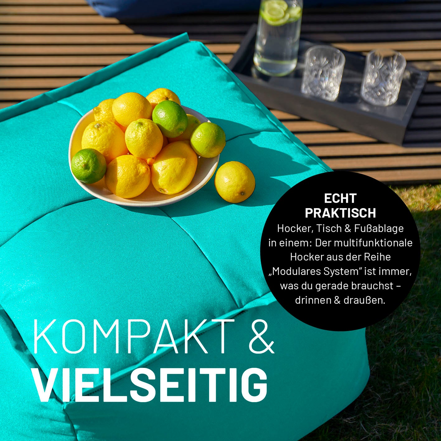 Vielseitiger türkiser Hocker für drinnen & draußen nutzbar als Tisch, Fußablage oder Hocker mit abgestellten Obst.