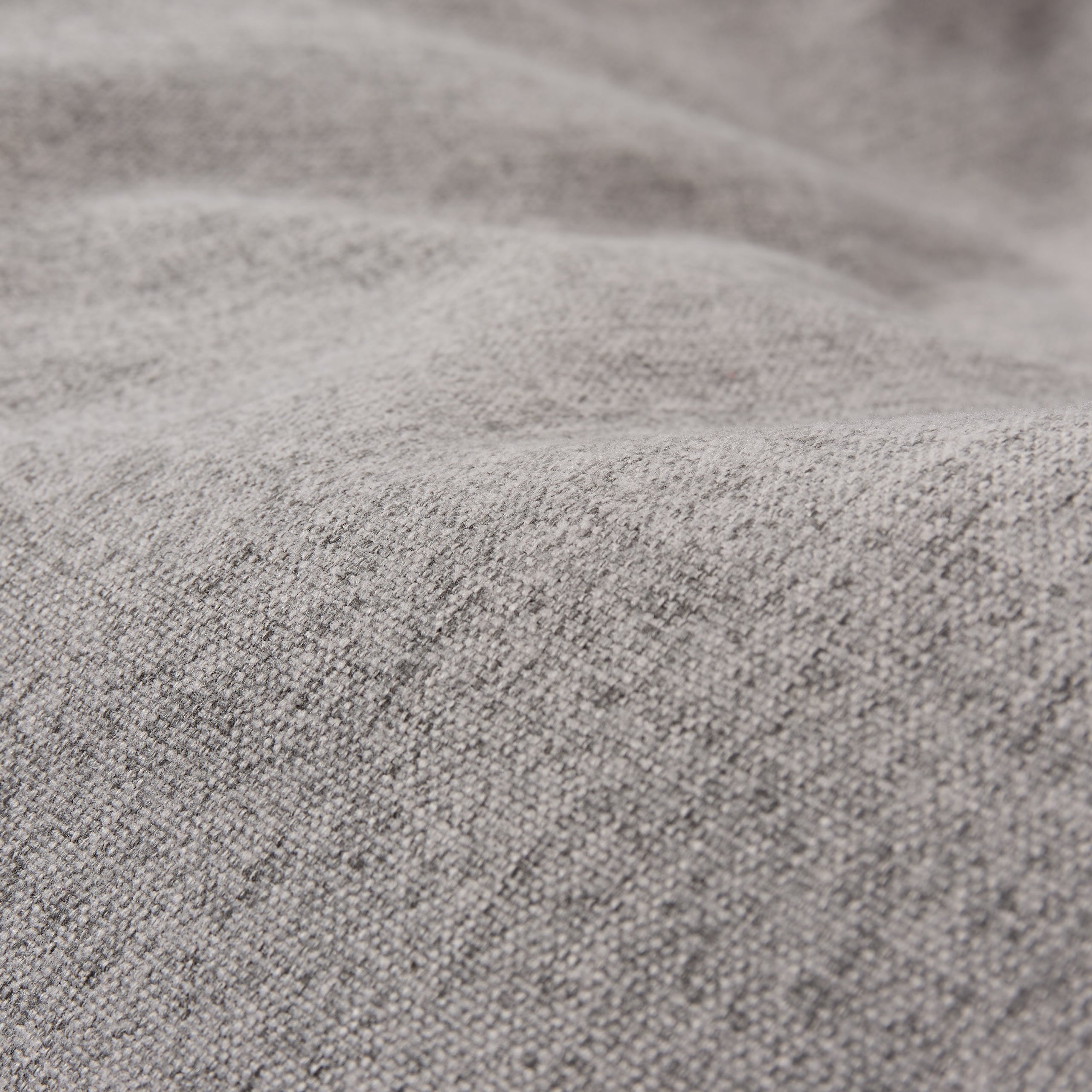 Detailansicht des Materials des Comfort Line Sitzsackes von LUMALAND in Hellgrau.