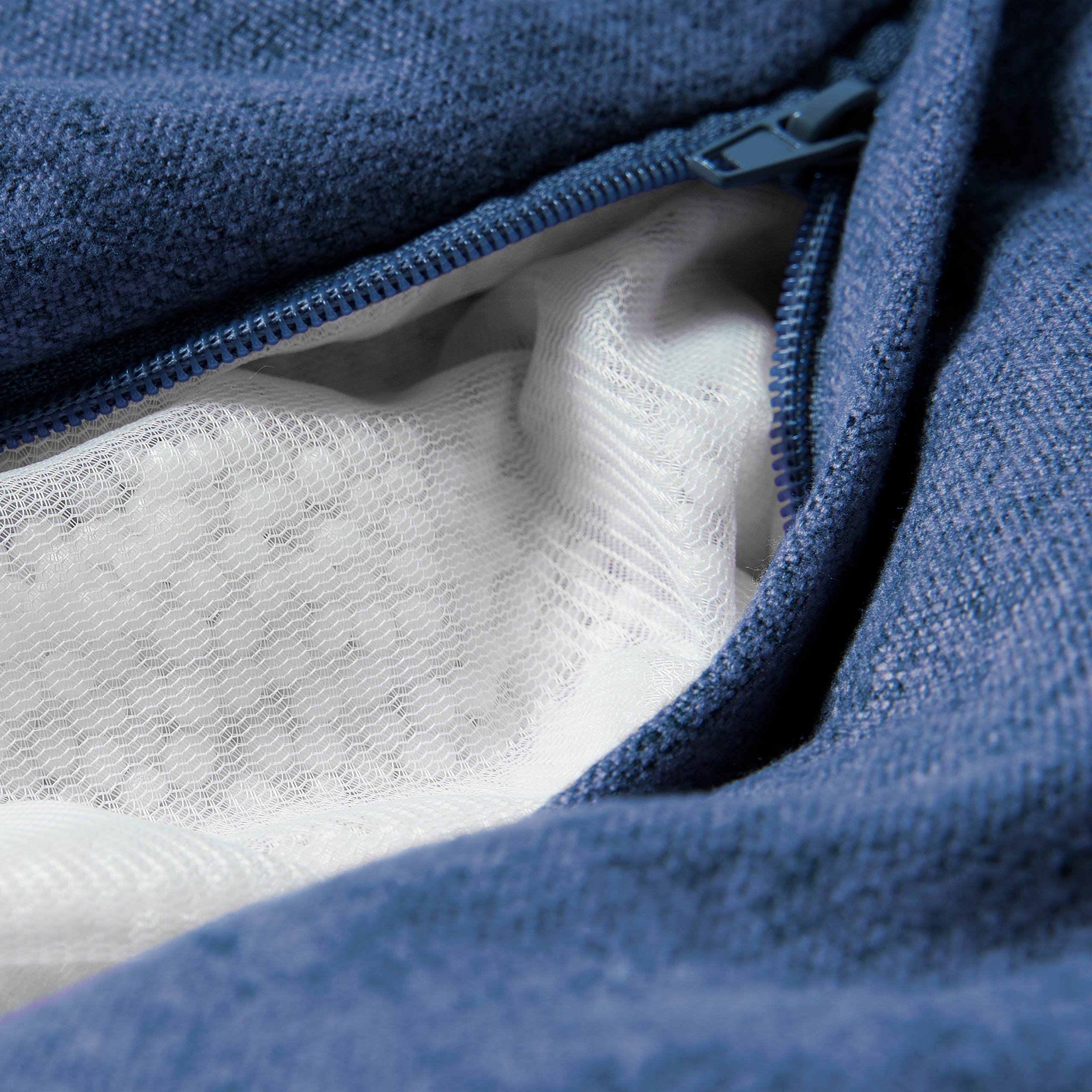 Detailansicht des versteckten Reißverschlusses des dunkelblauen Comfort Line Sitzsackes zur Schonung des Bodenbelages.
