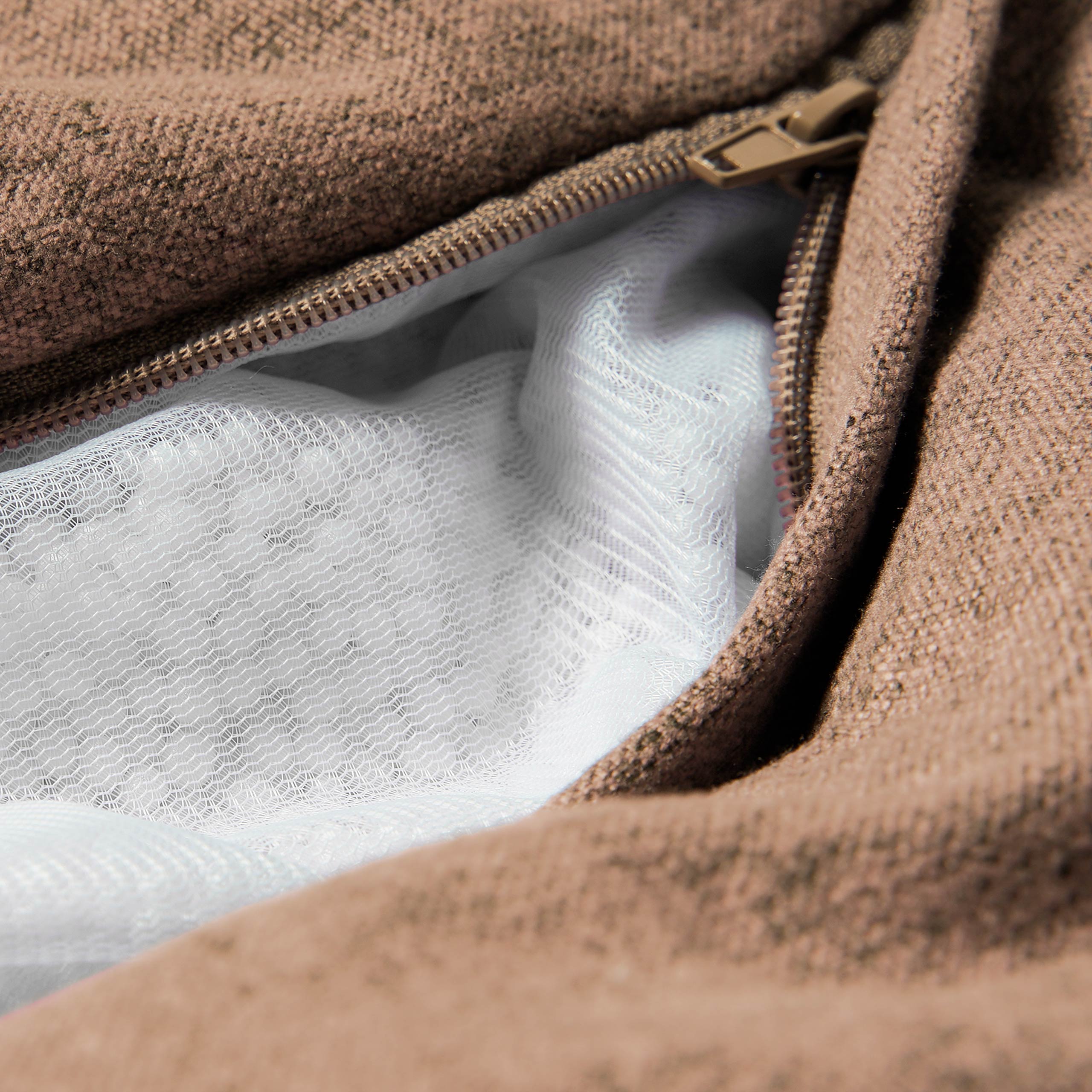 Detailansicht des versteckten Reißverschlusses des braunen Comfort Line Sitzsackes zur Schonung des Bodenbelages.