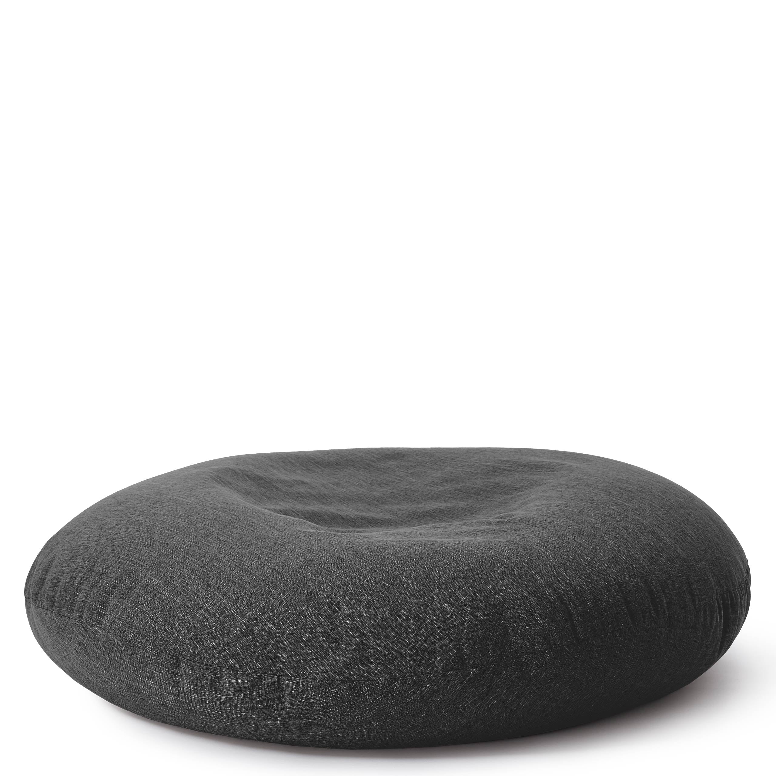 LUMALAND Sitzsack Rund 2 in 1 aus der Interior line in Dunkelgrau flach auf dem Boden als Bodenkissen vor weißem Hintergrund.