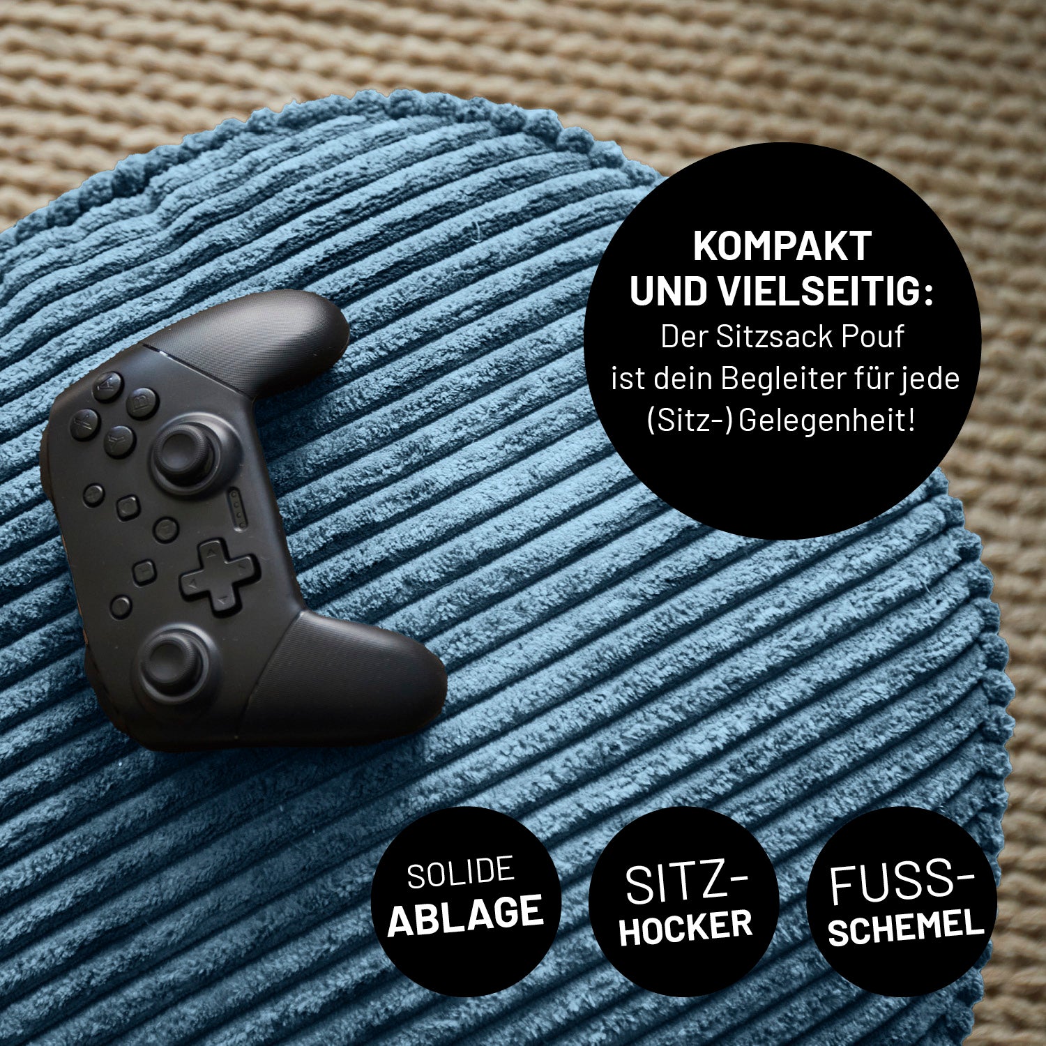 Navyblauer Cord-Pouf mit Gamecontroller als Ablage. Icons "Kompakt & Vielseitig - Begleiter für jede (Sitz-) Gelegenheit", "Solide Ablage", "Sitzhocker" und "Fussschemel".