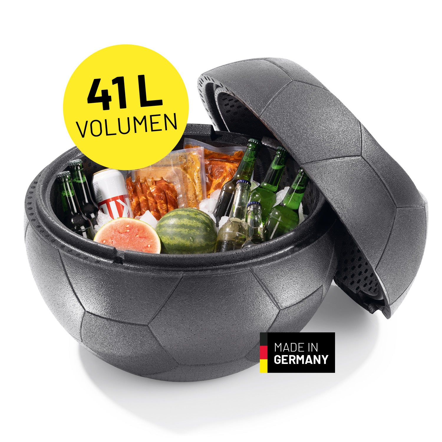 Aufgeklappte Fußball-Kühlbox mit Sitzfunktion und 41 Liter Volumen, gefüllt mit Getränken, Grillfleisch und Wassermelone. 