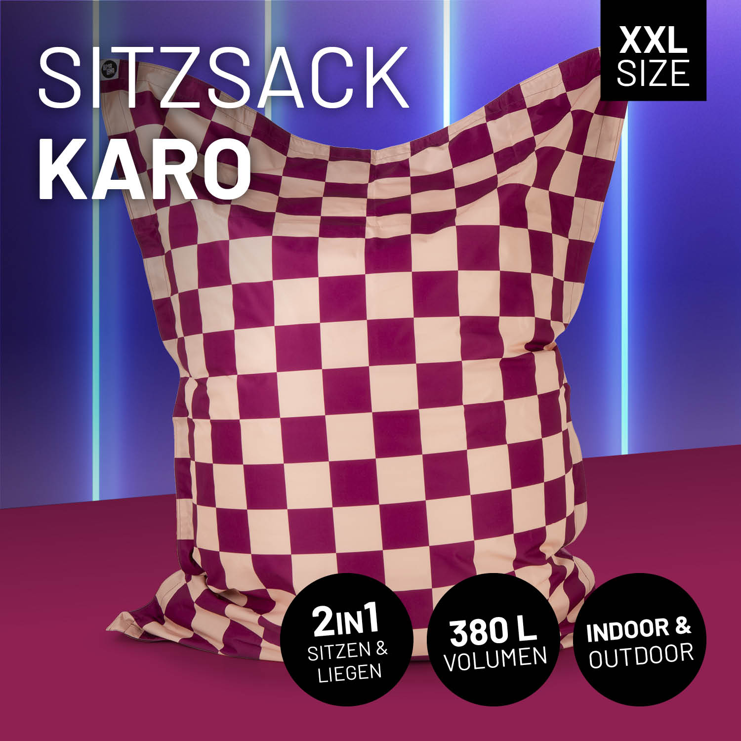 Karierter Sitzsack XXL in Weinrot-Pfirsich vor Neon-Hintergrund mit Icons "2 in 1", "380 L Volumen" und "In- & Outdoor".