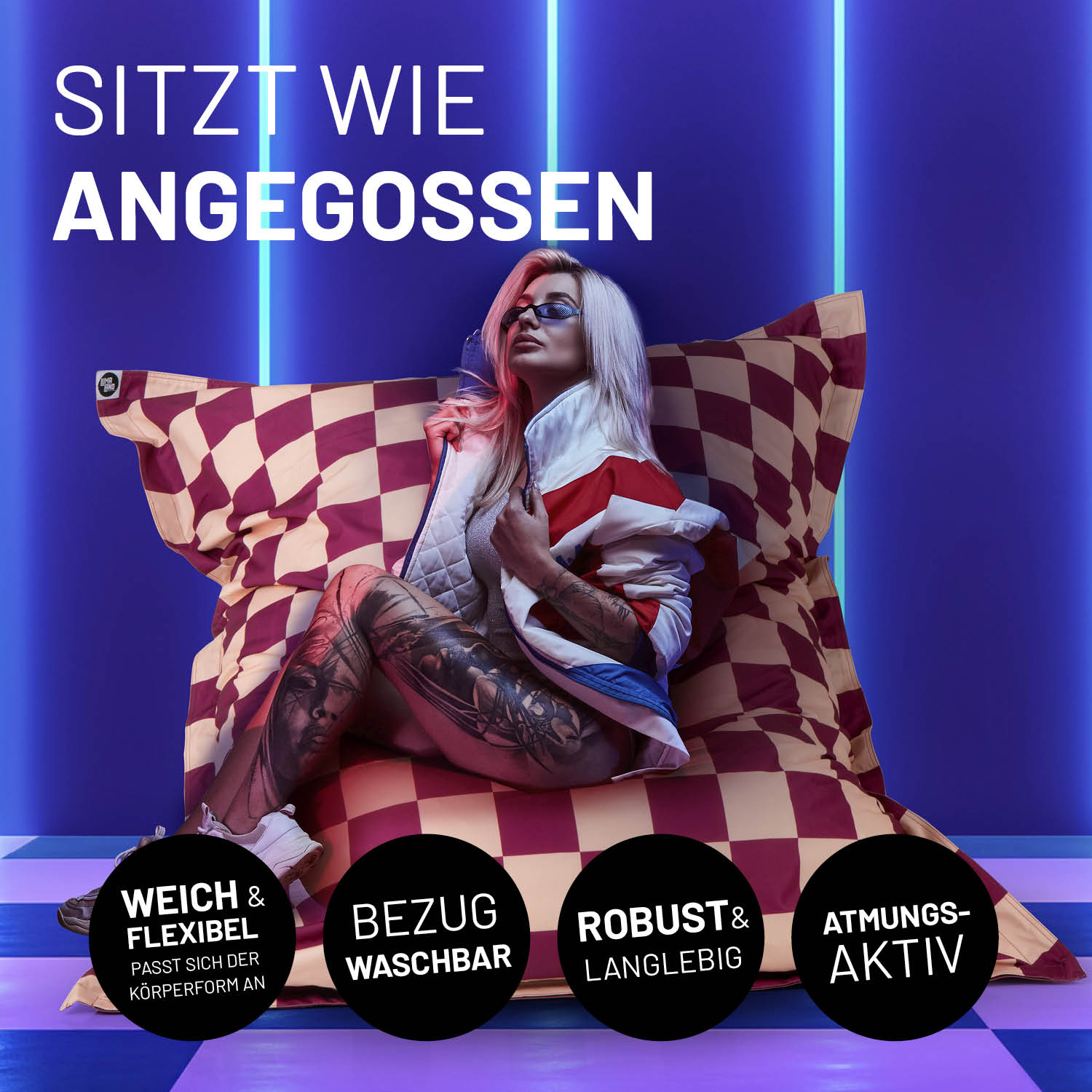Eine stylische Frau sitzt auf dem Karo Sitzsack im Neonlicht. Icons zu "Weich & Flexibel", "Bezug waschbar", "Langlebig" und "Atmungsaktiv".