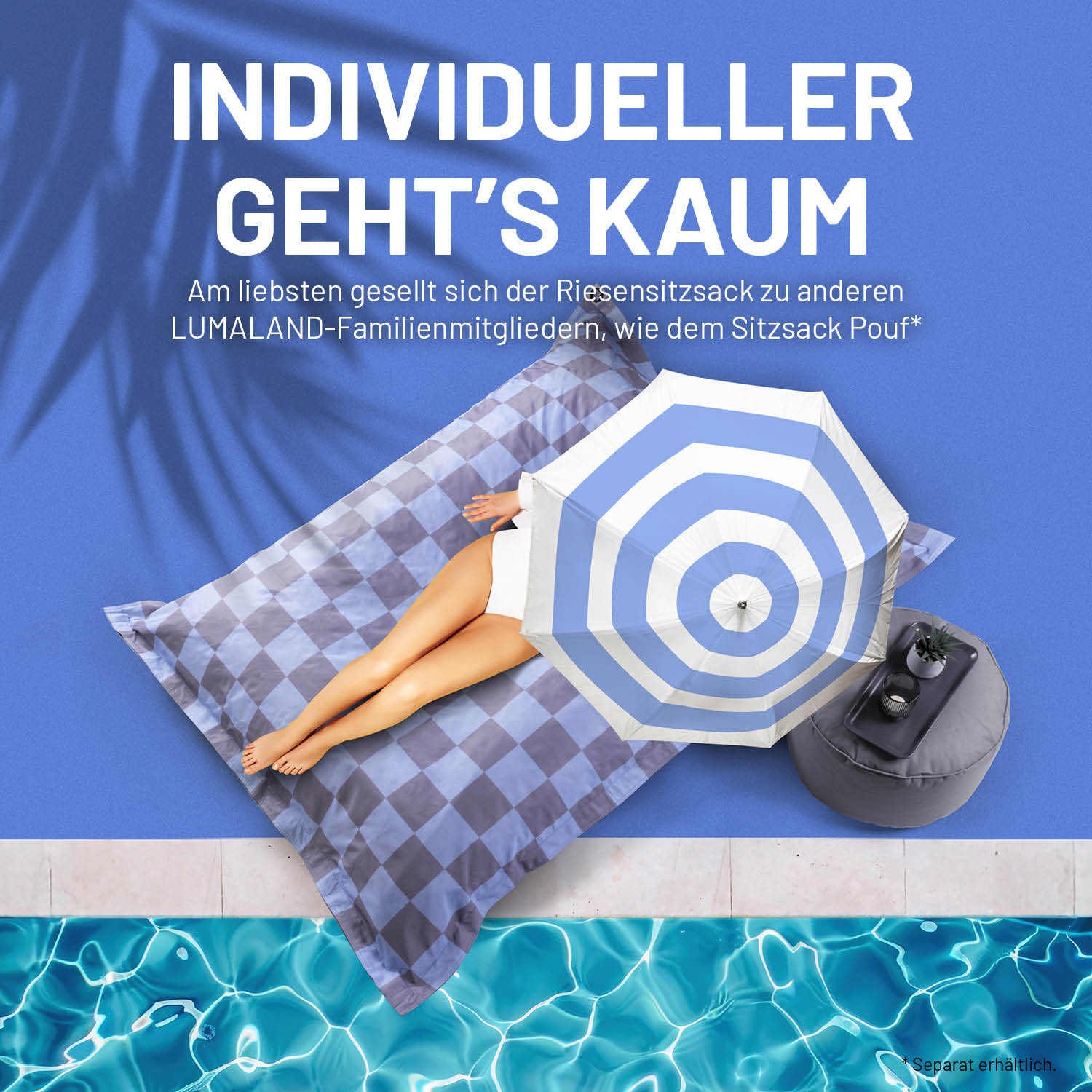 Eine Frau entspannt unter einem Sonnenschirm auf dem Grau-Blauen XXL-Sitzsack Karo am Pool, daneben ein Pouf.