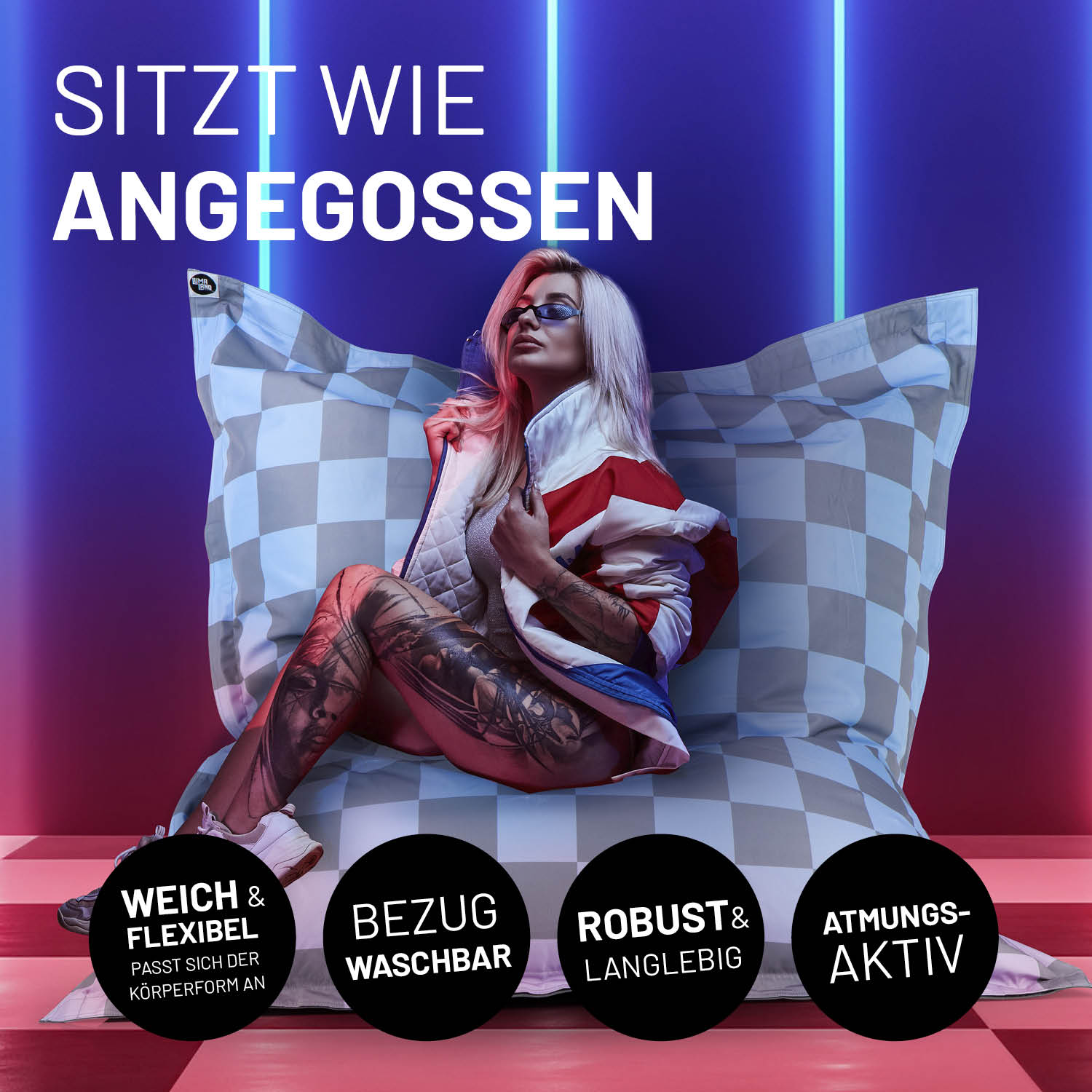 Eine stylische Frau sitzt auf dem Karo Sitzsack im Neonlicht. Icons zu "Weich & Flexibel", "Bezug waschbar", "Langlebig" und "Atmungsaktiv".