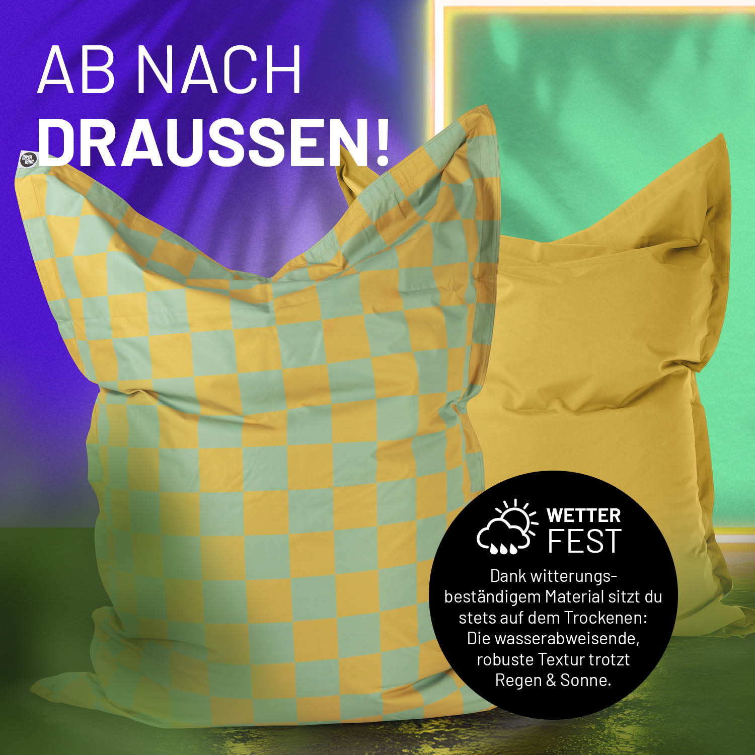 Der XXL Sitzsack mit karierter Vorder- und unifarbener senfgelber Rückseite in einer Outdoorszene mit Hinweis zur Wetterfestigkeit. 