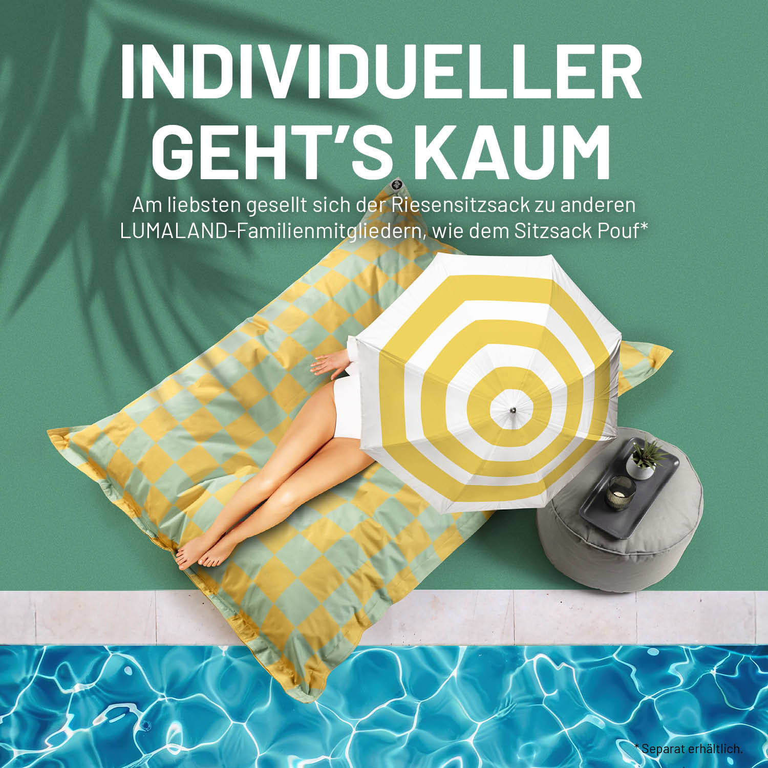 Eine Frau entspannt unter einem Sonnenschirm auf dem Senfgelb-Pastellgrün XXL-Sitzsack Karo am Pool, daneben ein Pouf.