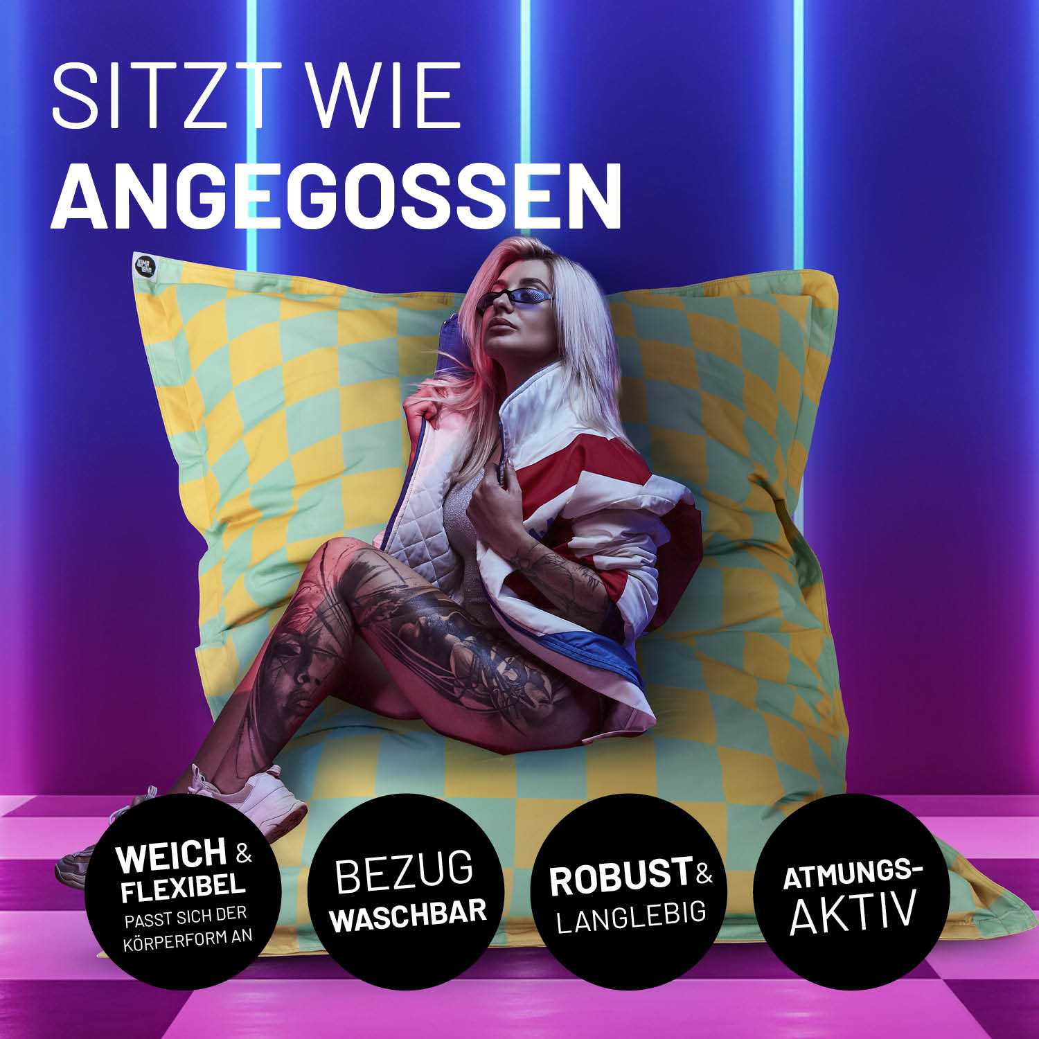 Eine stylische Frau sitzt auf dem Karo Sitzsack im Neonlicht. Icons zu "Weich & Flexibel", "Bezug waschbar", "Langlebig" und "Atmungsaktiv".