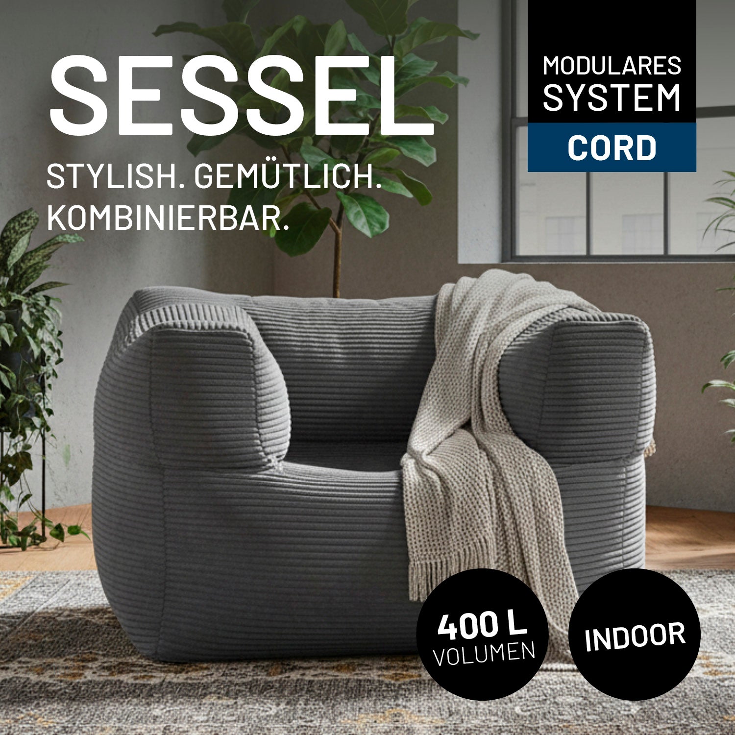 Grauer Cord-Sessel im modernen Wohnraum mit Decke dekoriert. Icons "400-Liter-Füllvolumen" und "Indoor."