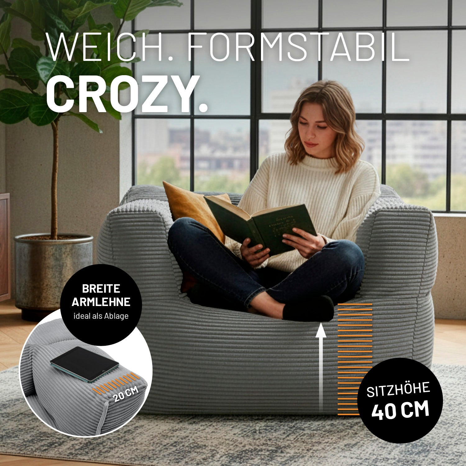 Gemütlicher grauer Cordsessel mit breiten Armlehnen, ideal auch als Ablage, und 40 cm Sitzhöhe, auf dem eine Frau entspannt sitzend liest.