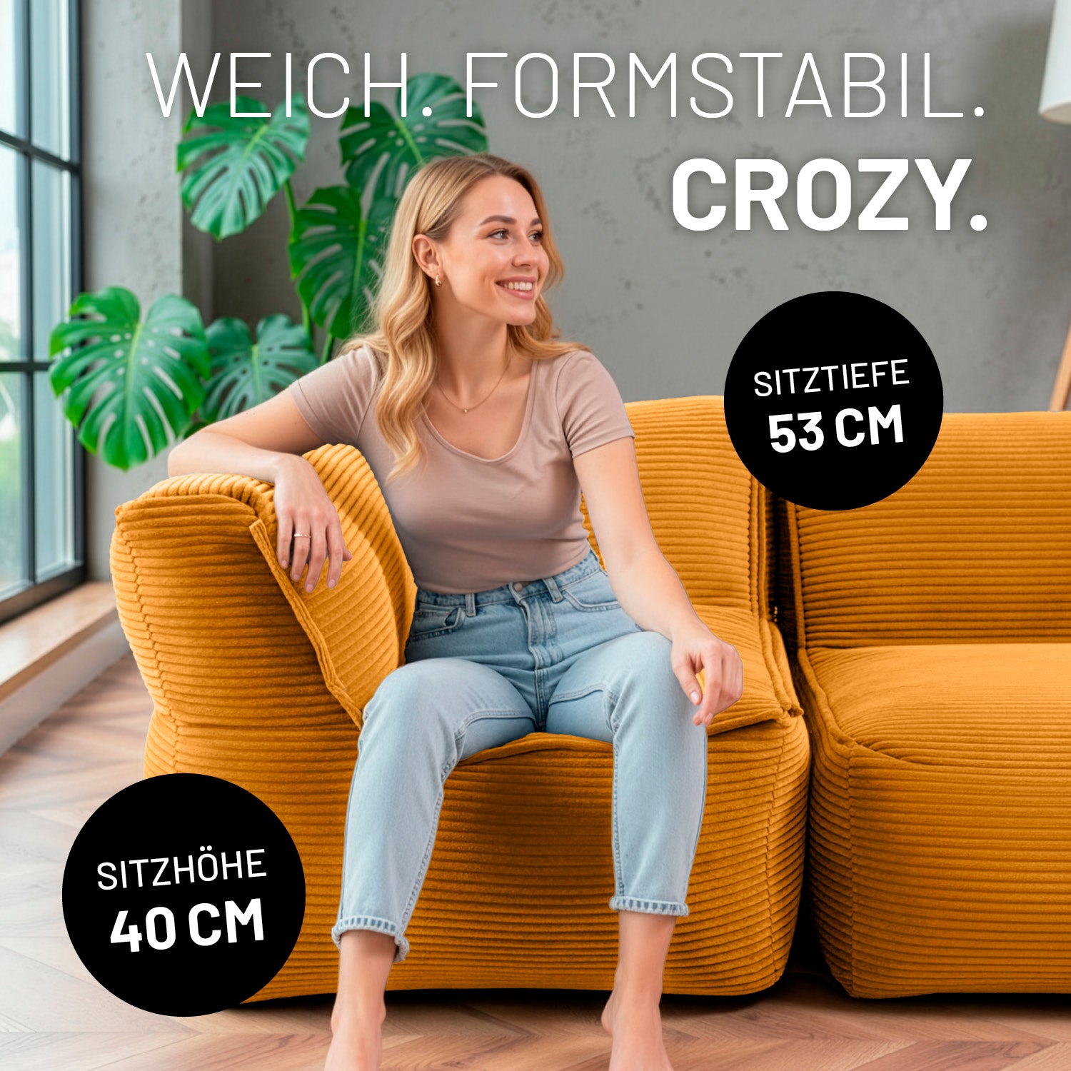 Eine Frau sitzt entspannt auf der senfgelben Cord-Ecke, angelehnt an die Armlehne in modernem, hellen Wohnzimmer mit Pflanzen. Icons "53 cm Sitztiefe" und "40 cm Sitzhöhe" 