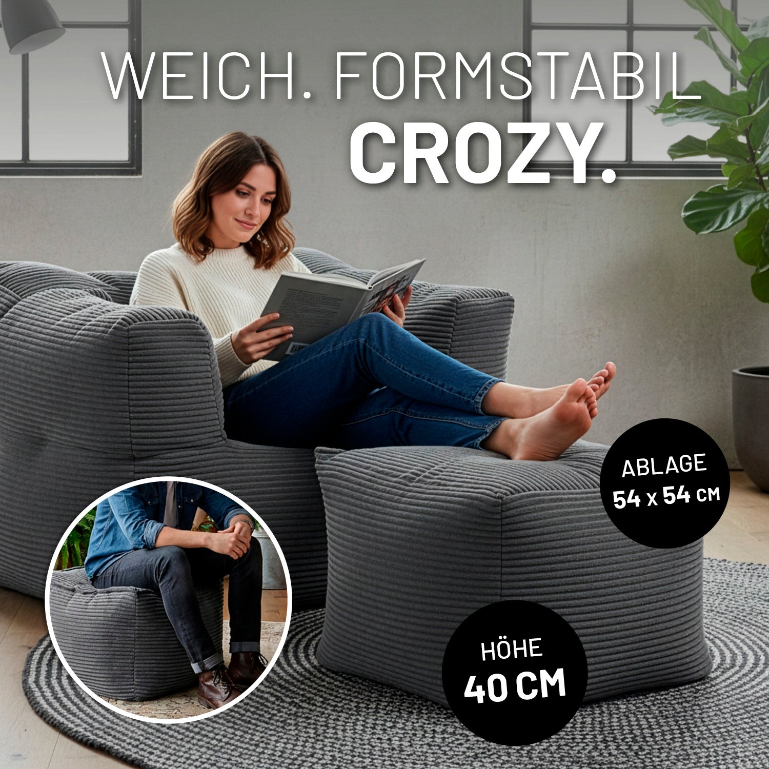 Eine Frau entspannt auf grauem Sessel mit passendem Hocker in modernem Raum. Icons "Ablage 54 x 54 cm" und "Höhe 40 cm".