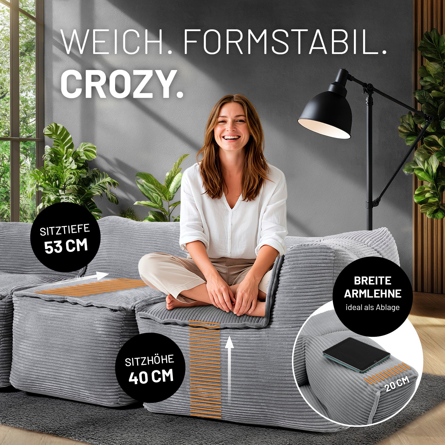 Eine Frau sitzt auf dem Modularen Sofa, Icons mit Maßangaben "Sitztiefe: 53 cm", "Sitzhöhe: 40 cm" und "Breite Armlehne mit 20 cm".