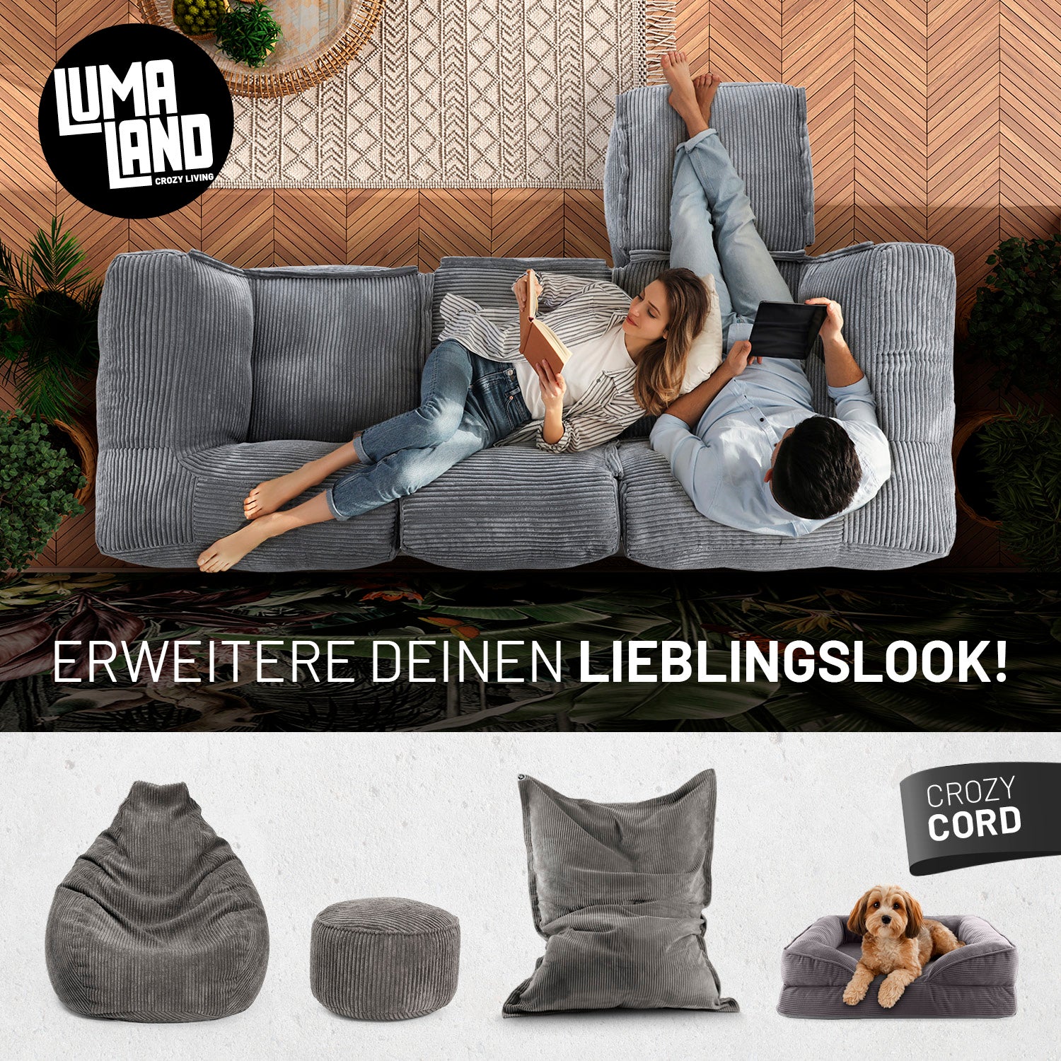 Frau mit Buch und Mann mit Tablet entspannen auf dem Cord-Sitzsack-Sofa in einem modernen Wohnzimmer aus der Vogelperspektive - Darunter passende Produkte in anderen Shapes.