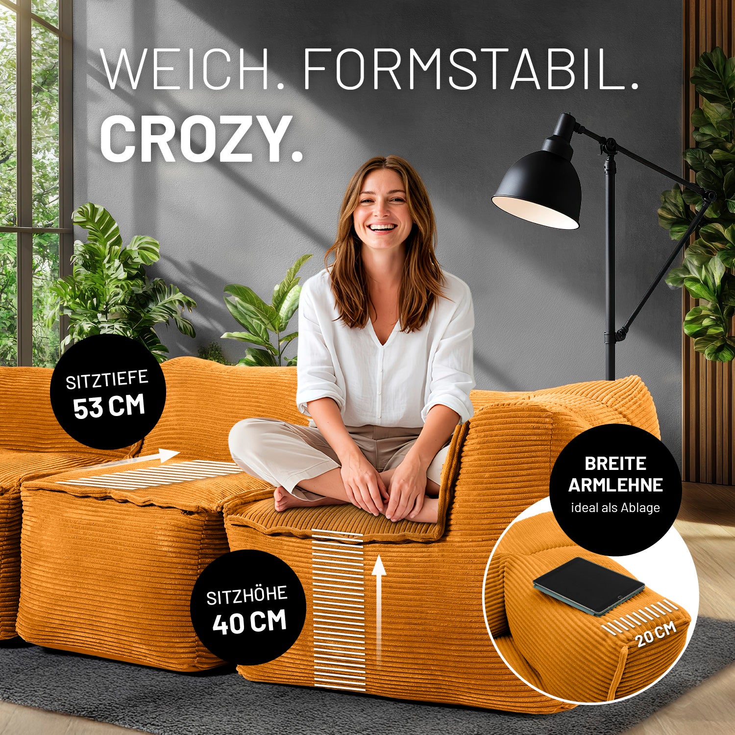 Eine Frau sitzt auf dem Modularen Sofa, Icons mit Maßangaben "Sitztiefe: 53 cm", "Sitzhöhe: 40 cm" und "Breite Armlehne mit 20 cm".