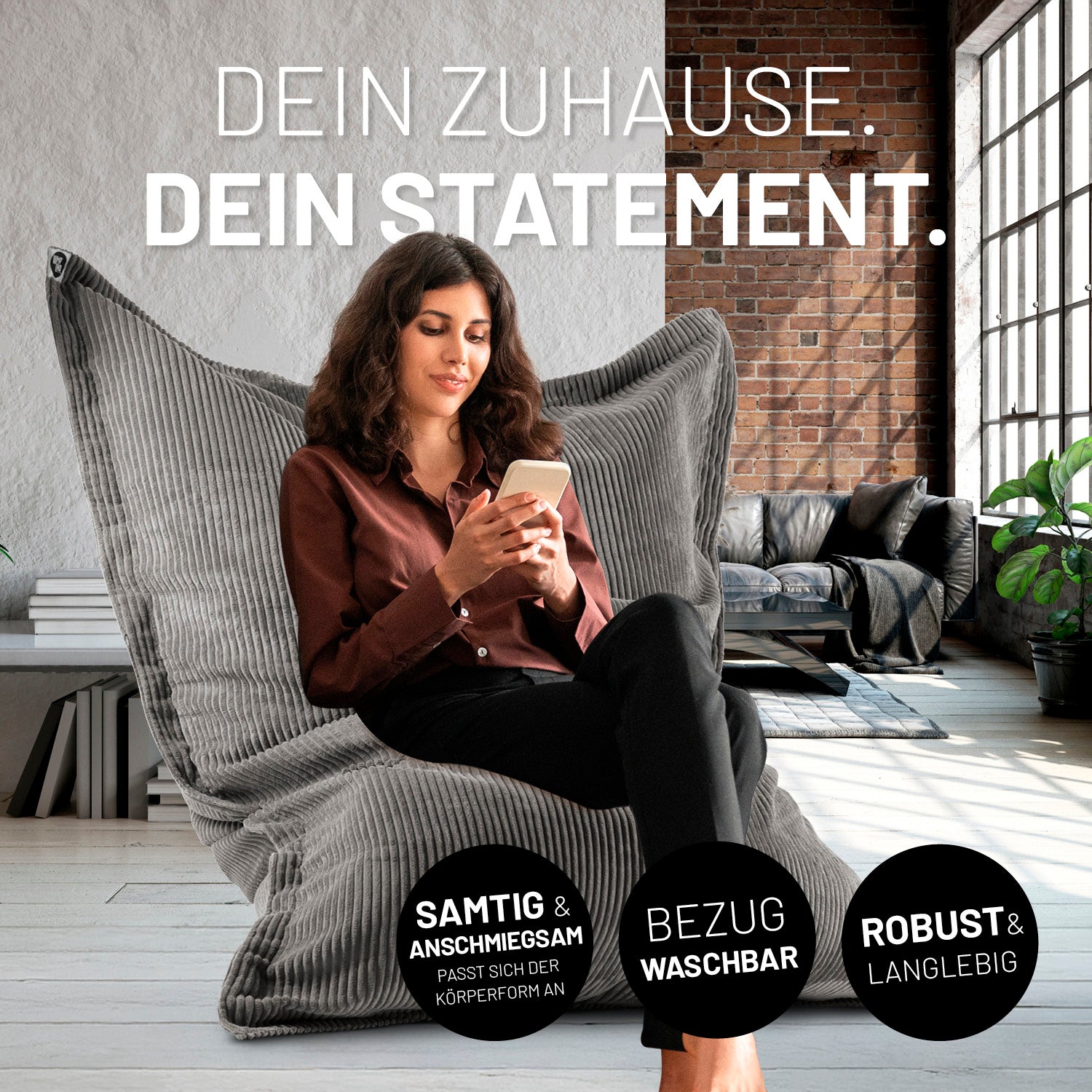 Eine Frau sitzt in einem Wohnzimmer auf dem Cord Sitzsack, Icons "Samtig & Abschmiegsam", "Bezug waschbar" und "Robust & Langlebig."