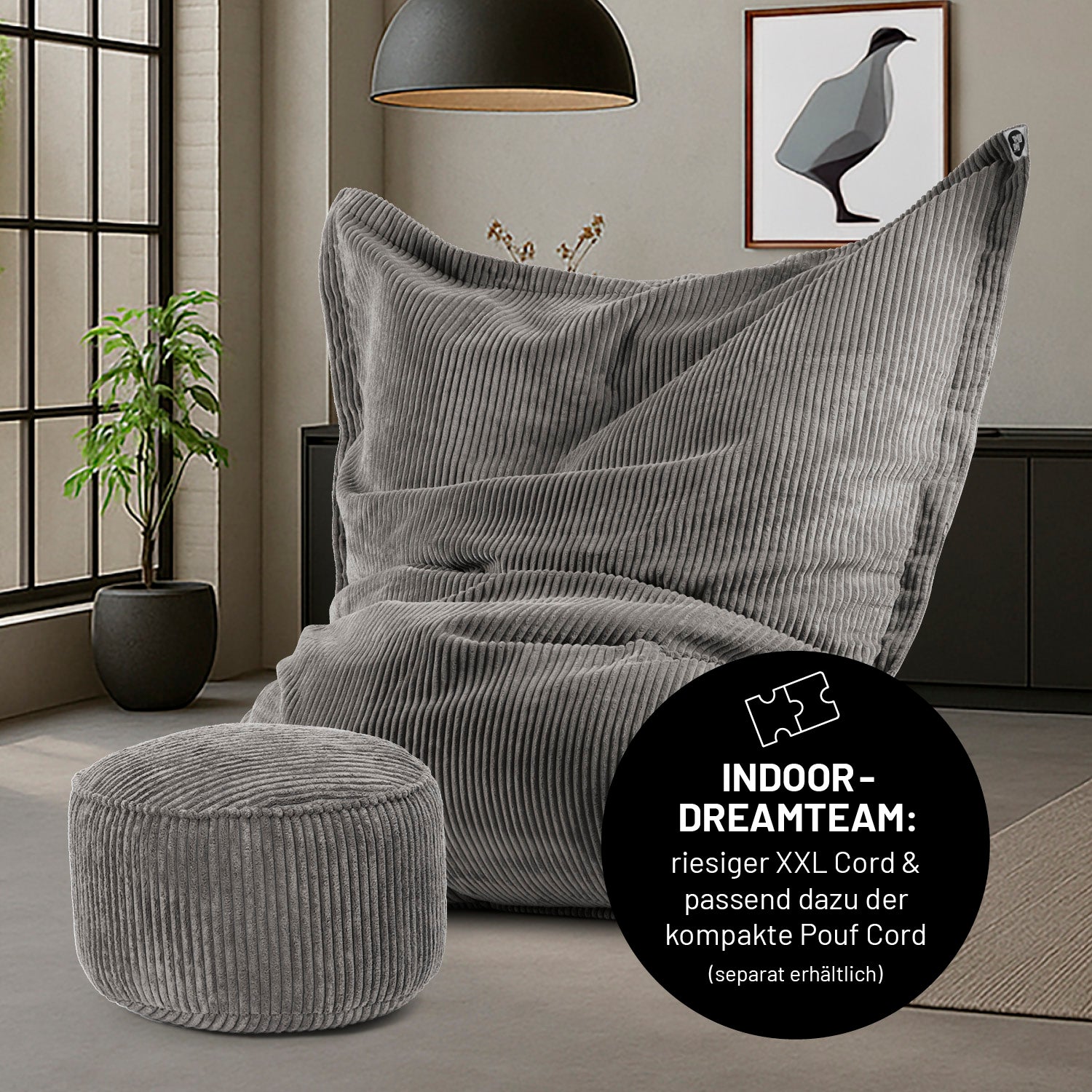 Cord-Sitzsack und Cord-Pouf in Grau in einem cleanen Wohnzimmer, Icon "Indoor Dreamteam". 