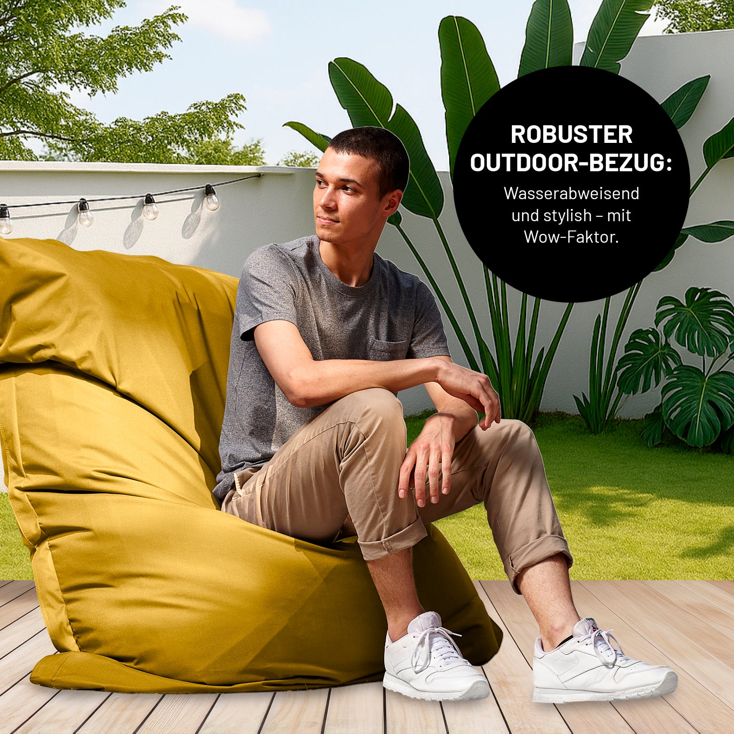 Ein Mann sitzt auf einer Terrasse im XXL-Sitzsack mit Outdoor-Bezug, Icon "Robuster Outdoor-Bezug - Wasserabweisend und stylish".