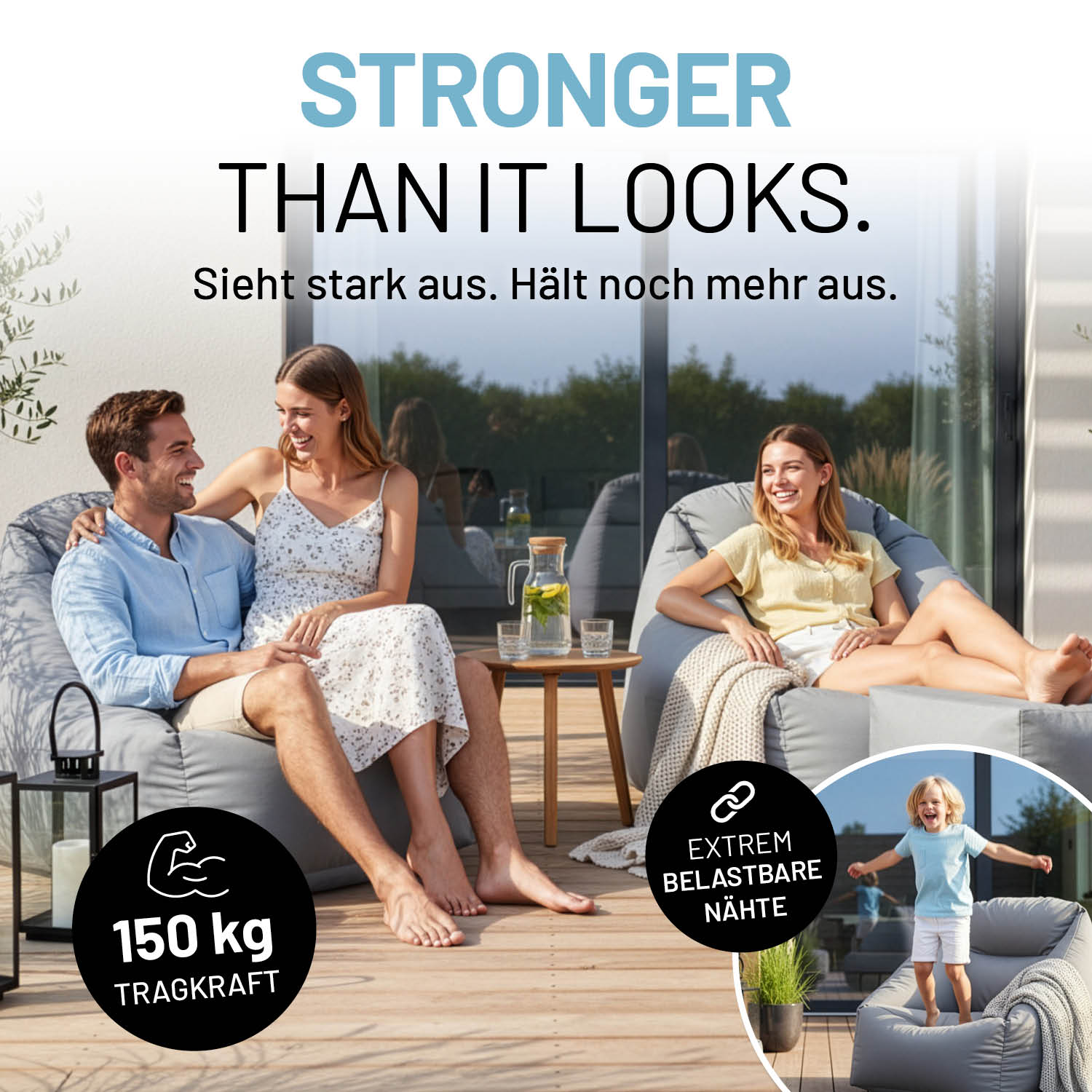 Drei Personen entspannen auf den grauen Luft-Sitzsäcken auf einer Terrasse. Icons zu "150 kg Tragkraft" und "Extrem belastbaren Nähten" mit einem Kind was auf dem Sitzsack rumspringt.