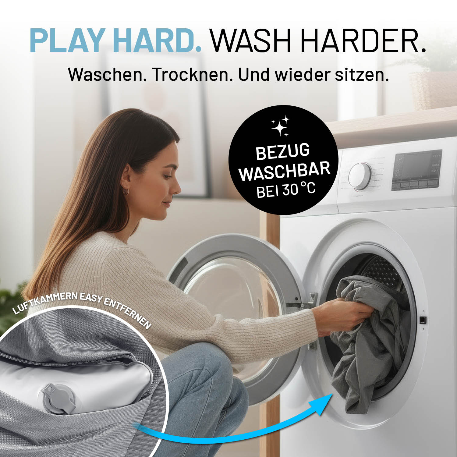 Eine Frau legt abnehmbaren Sitzsack Bezug in die Waschmaschine. Icons zu "Bezug bei 30 °C waschbar" und "Luftkammer leicht entfernbar".