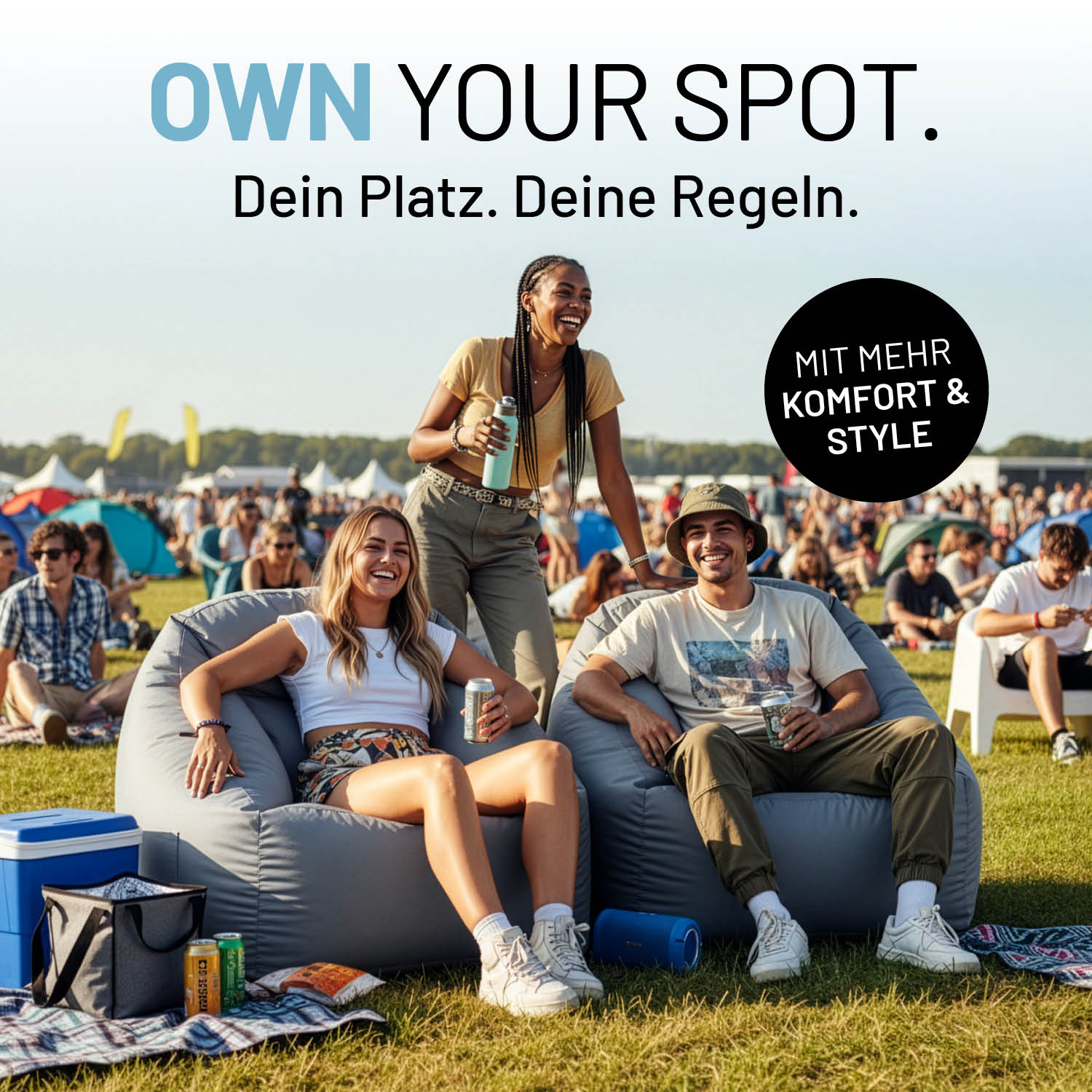 Drei Freunde sitzen lachend auf dem LUMALANC Crozy Air Sessel bei einem Festival. Icon zu "Mit mehr Komfort & Style". 