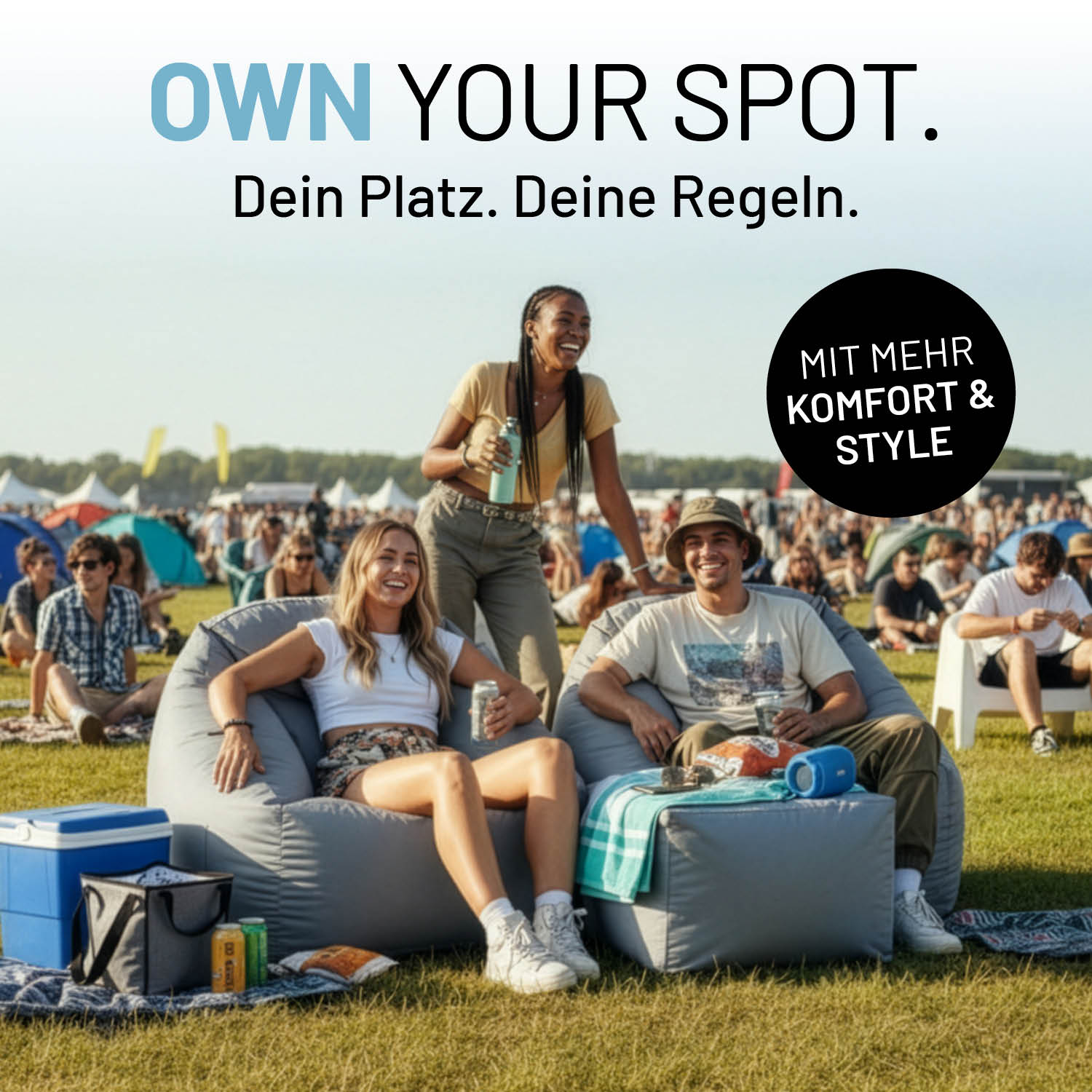 Drei Freunde sitzen lachend auf dem LUMALANC Crozy Air Sesseln, den Hocker als Ablage genutzt bei einem Festival. Icon zu "Mit mehr Komfort & Style". 