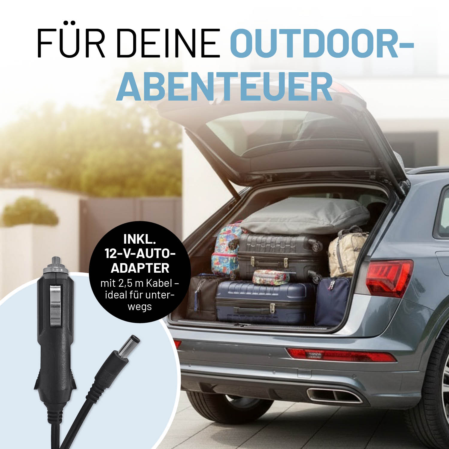 Geöffneter Kofferraum eines Autos mit Gepäck sowie abgebildetem 12-Volt-Autoadapter für die elektrische Luftpumpe.