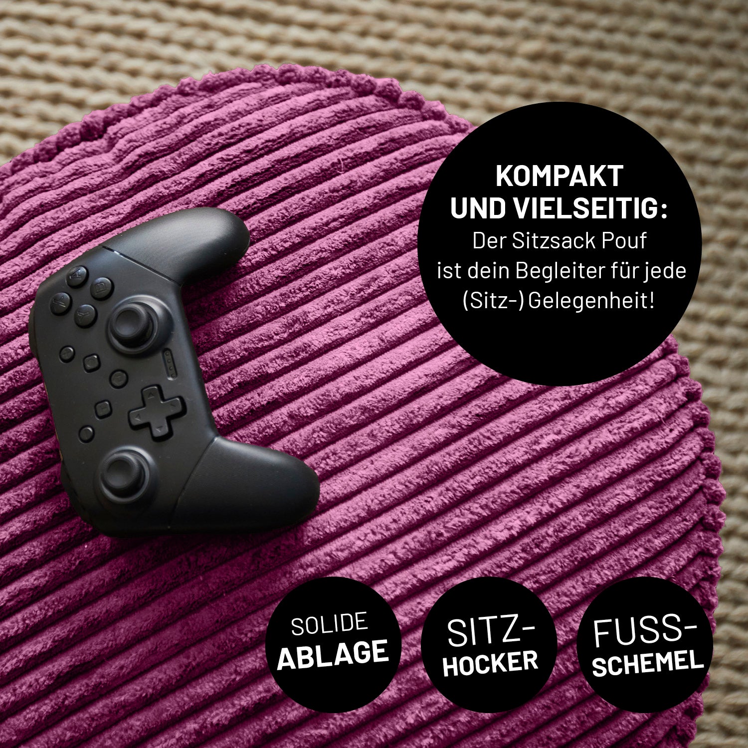 Weinroter Cord-Pouf mit Gamecontroller als Ablage. Icons "Kompakt & Vielseitig - Begleiter für jede (Sitz-) Gelegenheit", "Solide Ablage", "Sitzhocker" und "Fussschemel".