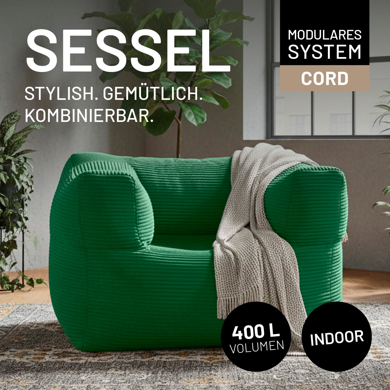 Dunkelgrüner Cord-Sessel im modernen Wohnraum mit Decke dekoriert. Icons "400-Liter-Füllvolumen" und "Indoor."