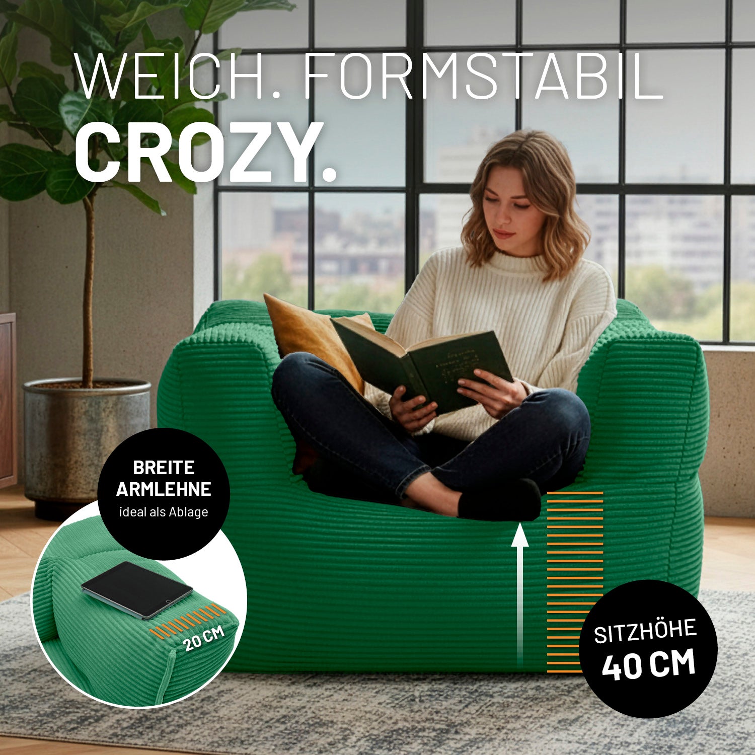 Gemütlicher dunkelgrüner Cordsessel mit breiten Armlehnen, ideal auch als Ablage, und 40 cm Sitzhöhe, auf dem eine Frau entspannt sitzend liest.