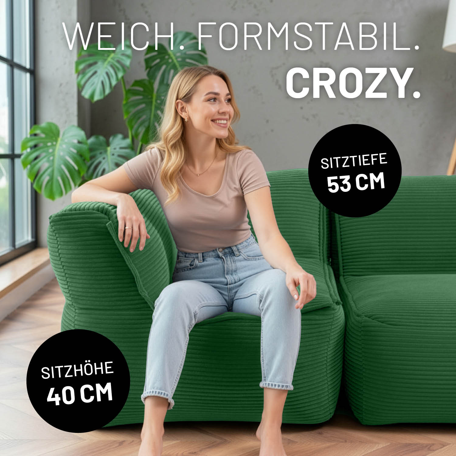 Eine Frau sitzt entspannt auf der senfgelben Cord-Ecke, angelehnt an die Armlehne in modernem, hellen Wohnzimmer mit Pflanzen. Icons "53 cm Sitztiefe" und "40 cm Sitzhöhe" 