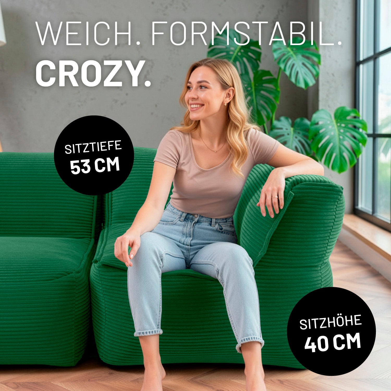 Eine Frau sitzt entspannt auf der senfgelben Cord-Ecke, angelehnt an die Armlehne in modernem, hellen Wohnzimmer mit Pflanzen. Icons "53 cm Sitztiefe" und "40 cm Sitzhöhe" 