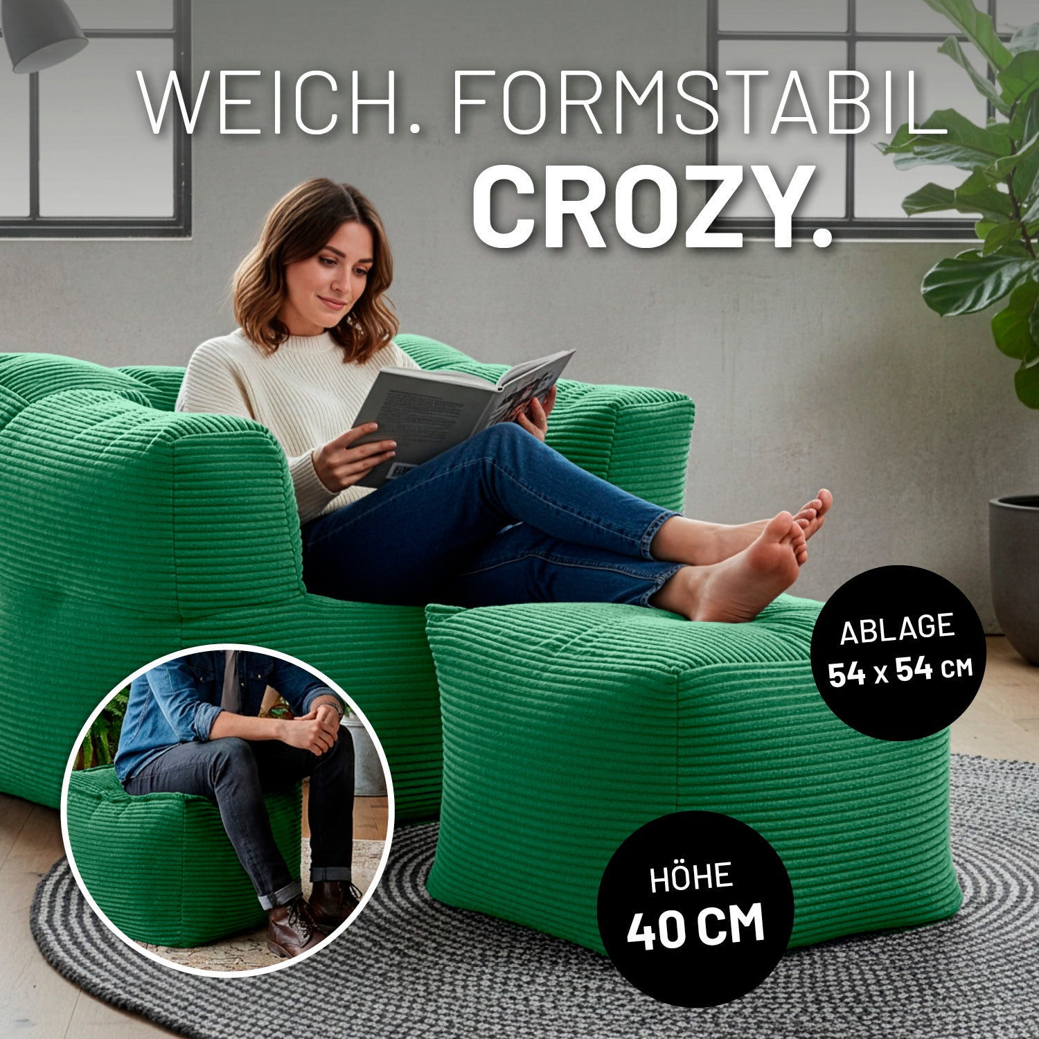 Eine Frau entspannt auf dunkelgrünen Sessel mit passendem Hocker in modernem Raum. Icons "Ablage 54 x 54 cm" und "Höhe 40 cm".