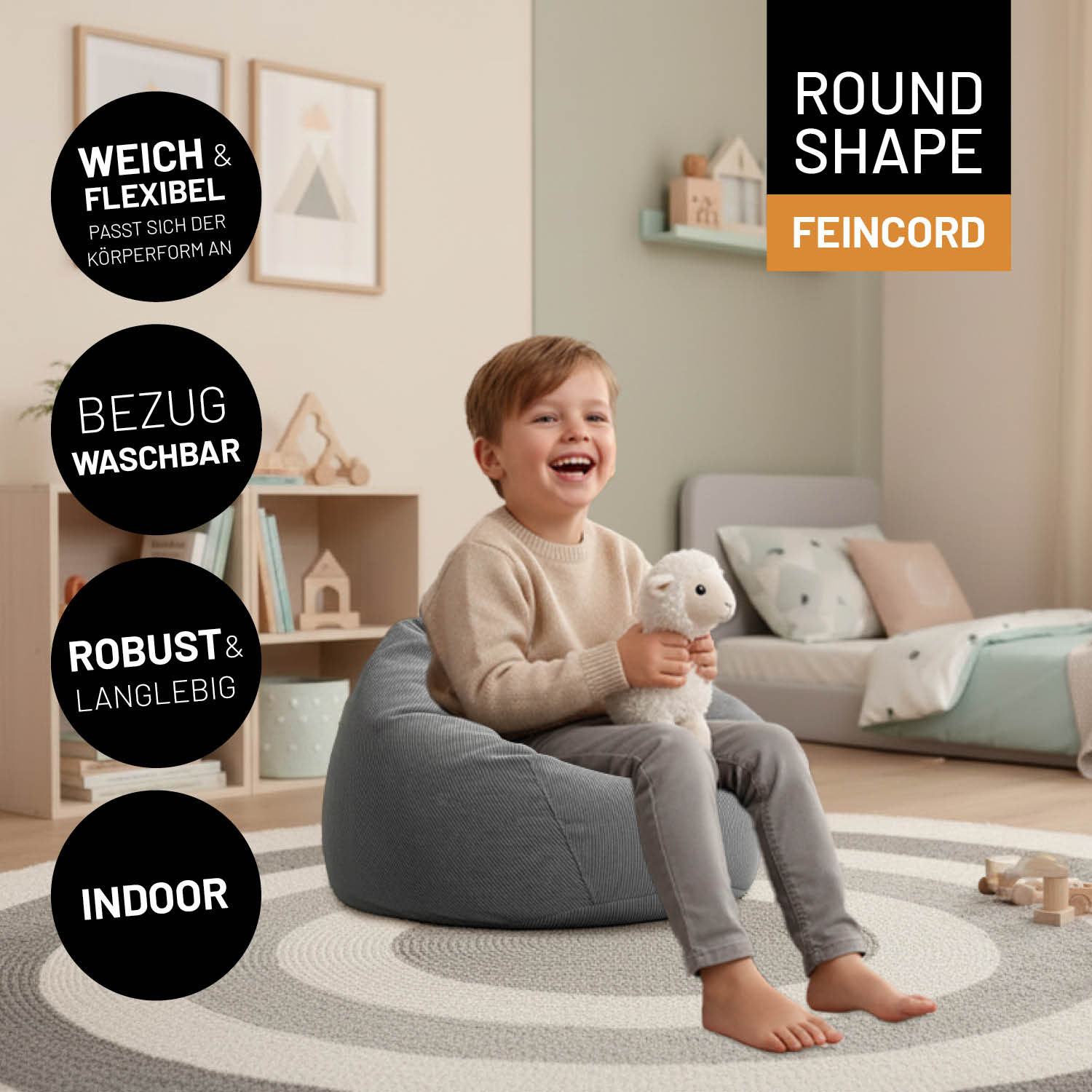 Kind sitzt auf rundem Comfort Line Sitzsack aus Feincord in Grau im Kinderzimmer. Icons zu "weich & flexibel", "waschbarem Bezug", "robust & langlebig" und "Indoor-Nutzung".