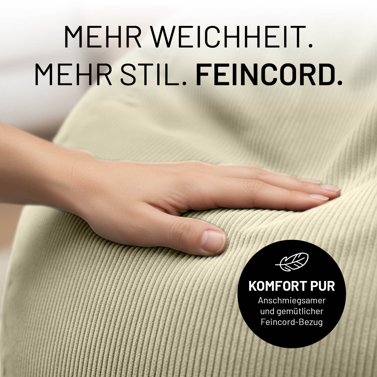 Eine Hand liegt auf dem beigen Feincord-Bezug eines Sitzsacks. Hinweis auf weiches Material, Komfort und anschmiegsame Oberfläche.