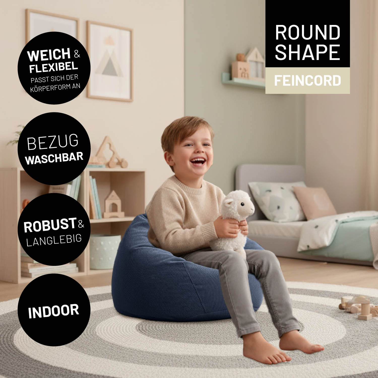 Kind sitzt auf rundem Comfort Line Sitzsack aus Feincord in Dunkelblau im Kinderzimmer. Icons zu "weich & flexibel", "waschbarem Bezug", "robust & langlebig" und "Indoor-Nutzung".