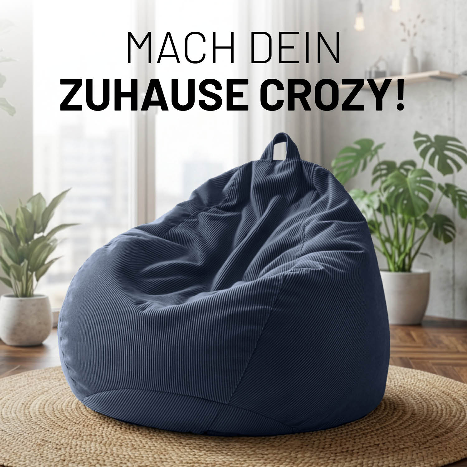 Dunkelblauer Feincord-Sitzsack mit Trageschlaufe im Wohnzimmer auf Teppich. Text „Mach dein Zuhause Crozy!“ über dem Sitzsack.