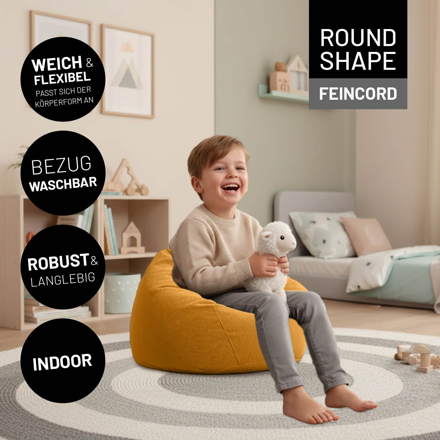 Kind sitzt auf rundem Comfort Line Sitzsack aus Feincord in Senfgelb im Kinderzimmer. Icons zu "weich & flexibel", "waschbarem Bezug", "robust & langlebig" und "Indoor-Nutzung".