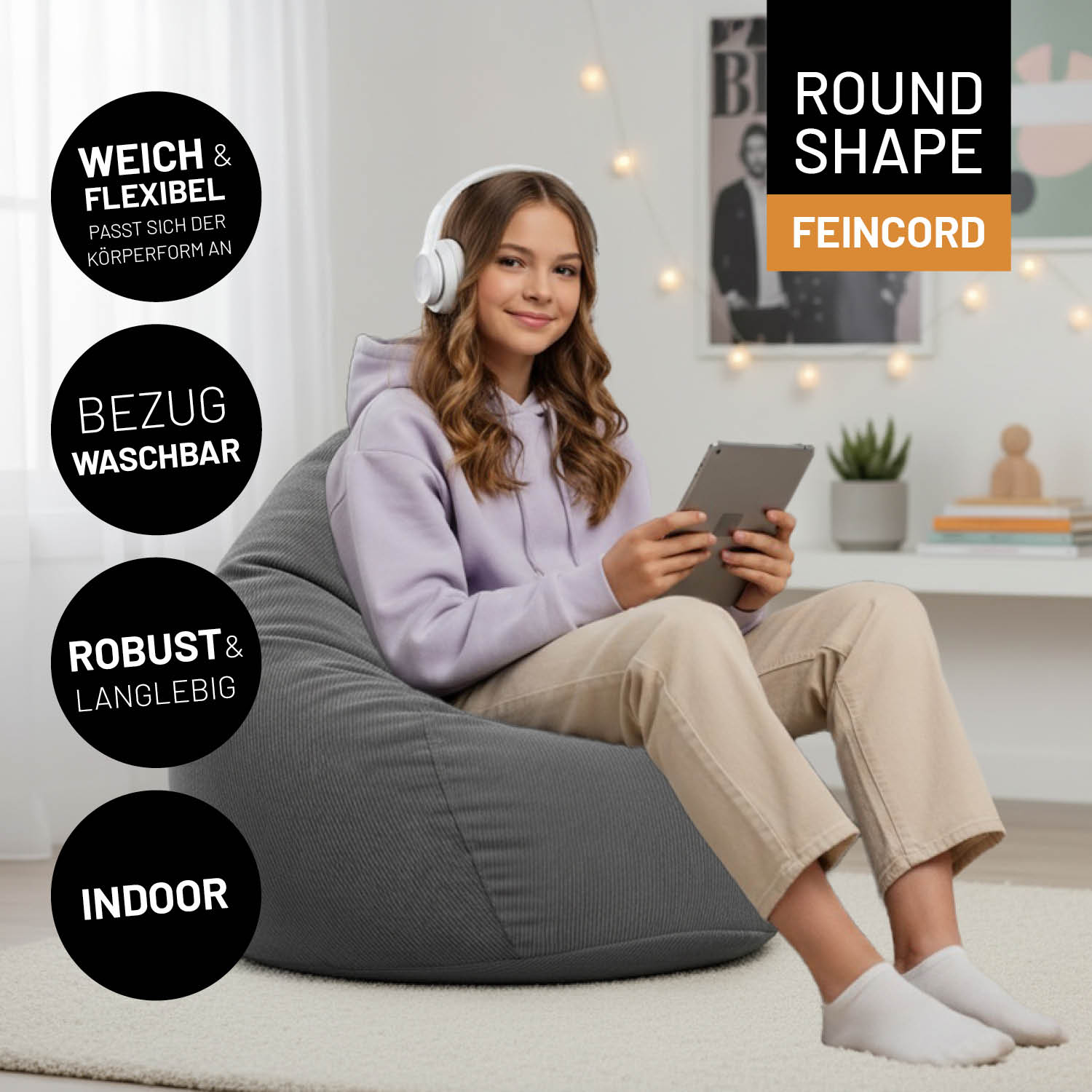 Jugendliche sitzt auf rundem Feincord-Sitzsack mit Tablet und Kopfhörern. Hinweise zu "weich & flexibel", "waschbarem Bezug", "robust & langlebig" und "Indoor-Nutzung".