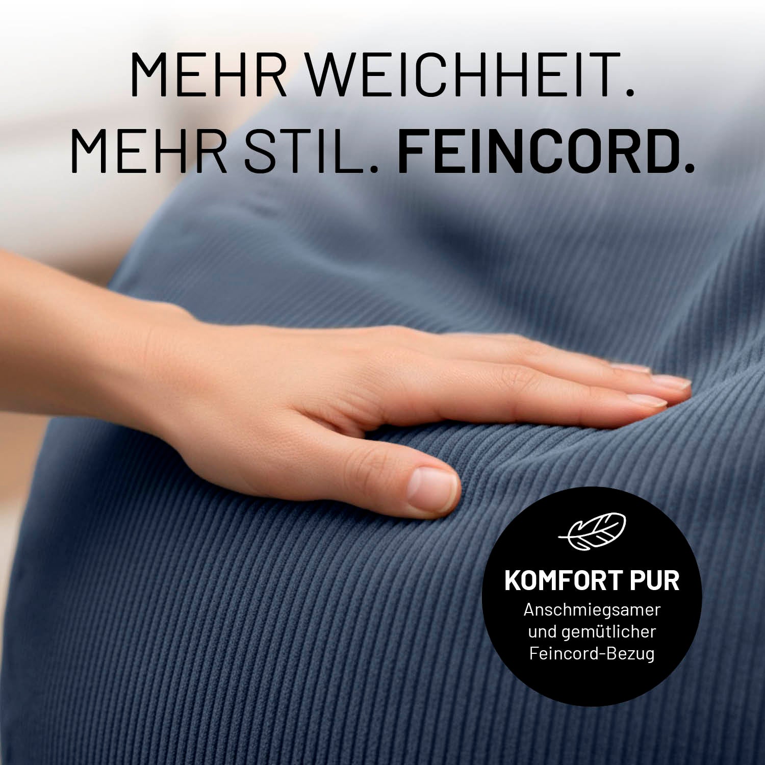 Eine Hand liegt auf dem dunkelblauen Feincord-Bezug eines Sitzsacks. Hinweis auf weiches Material, Komfort und anschmiegsame Oberfläche.