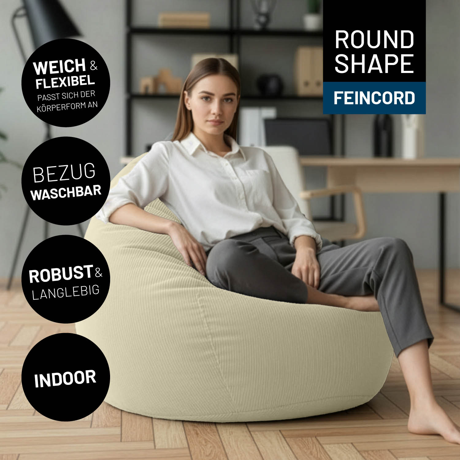 Frau sitzt auf rundem Feincord-Sitzsack im Wohnraum. Hinweise zu "weich & flexibel", "waschbarem Bezug", "robuster Qualität" und "Nutzung im Indoor-Bereich".