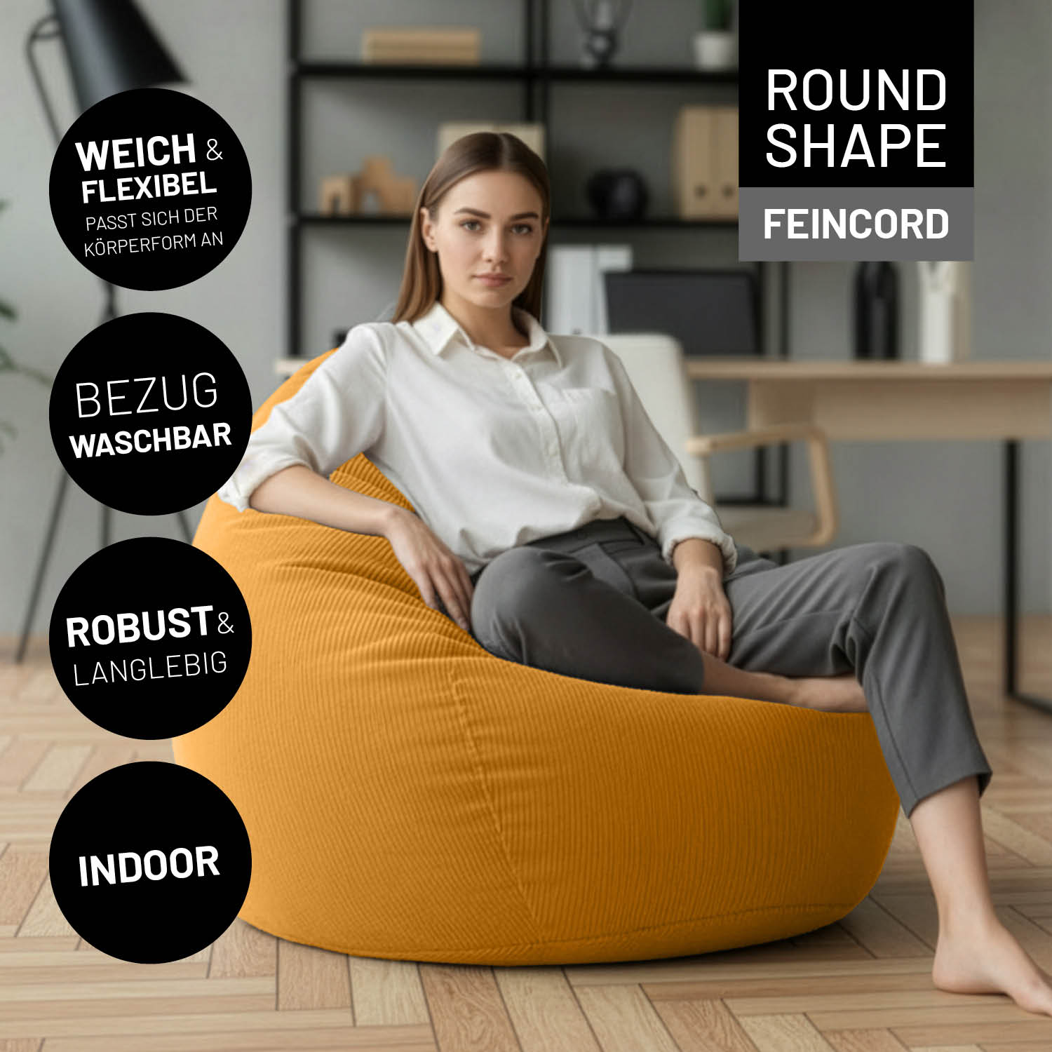 Frau sitzt auf rundem Feincord-Sitzsack im Wohnraum. Hinweise zu "weich & flexibel", "waschbarem Bezug", "robuster Qualität" und "Nutzung im Indoor-Bereich".
