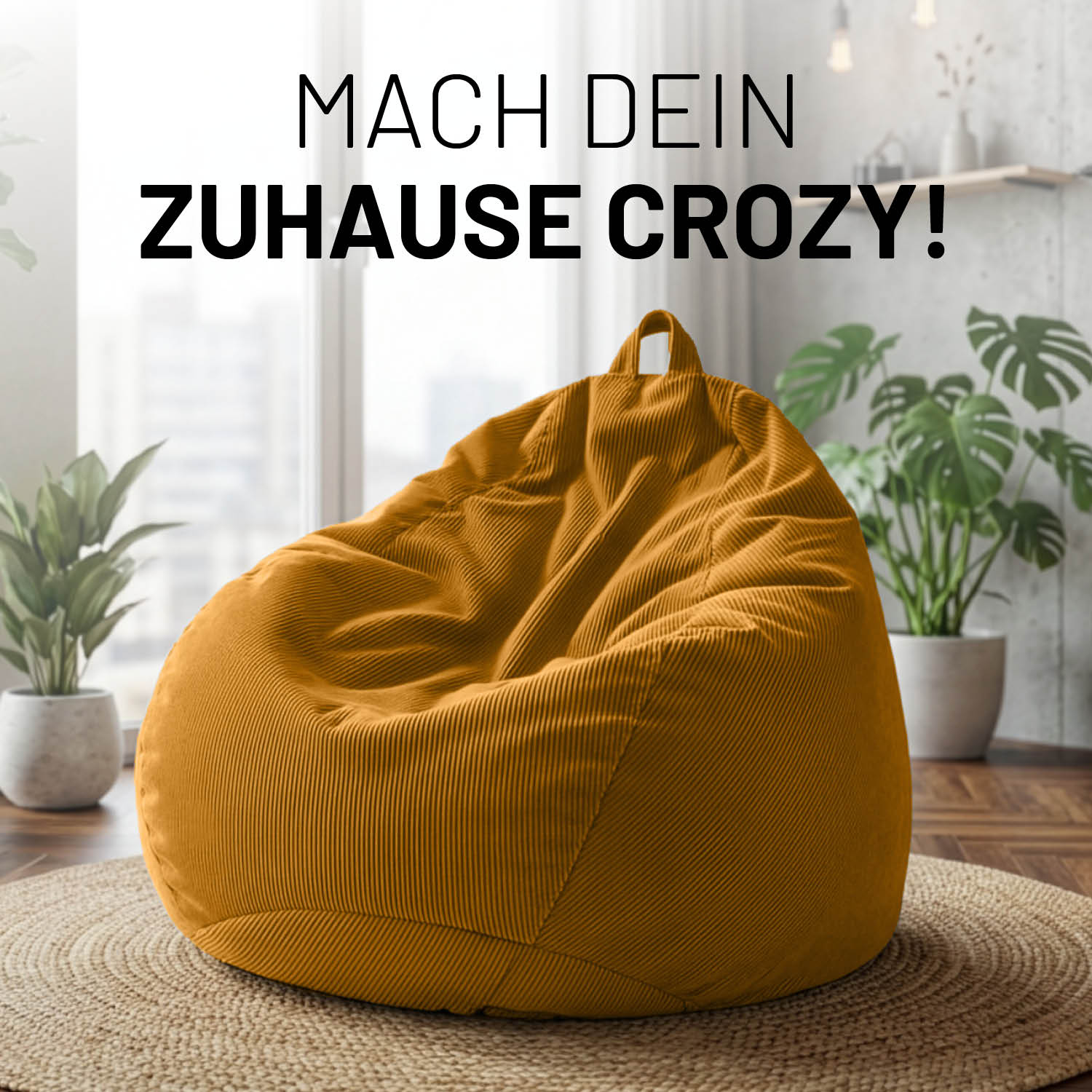 Senfgelber Feincord-Sitzsack mit Trageschlaufe im Wohnzimmer auf Teppich. Text „Mach dein Zuhause Crozy!“ über dem Sitzsack.