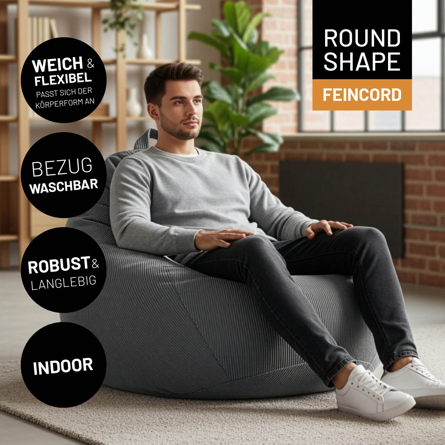 Mann sitzt auf rundem Feincord-Sitzsack im Wohnraum. Hinweise zu "weich & flexibel", "waschbarem Bezug", "robuster Verarbeitung" und "Indoor-Nutzung".